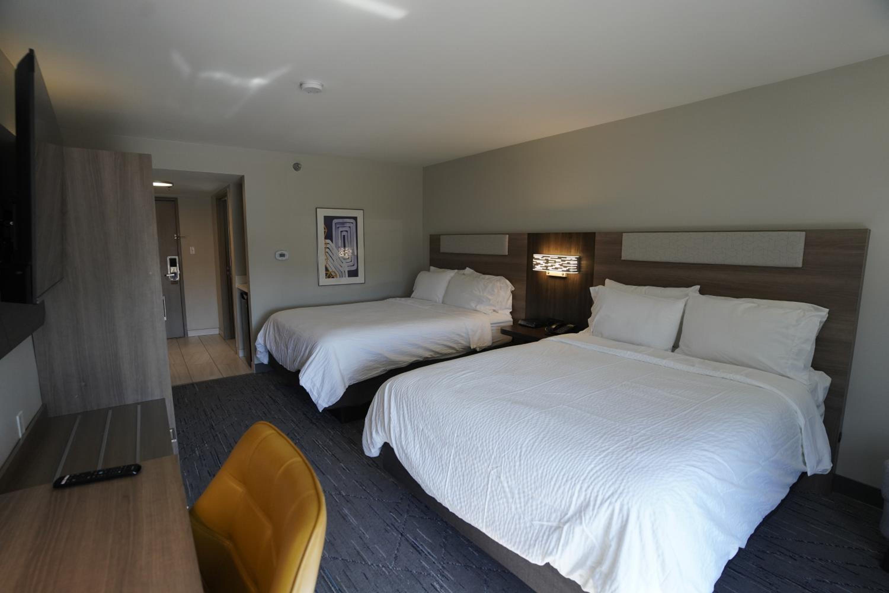 Queen Room with Two Queen Beds - Non-Smoking - Photo 1