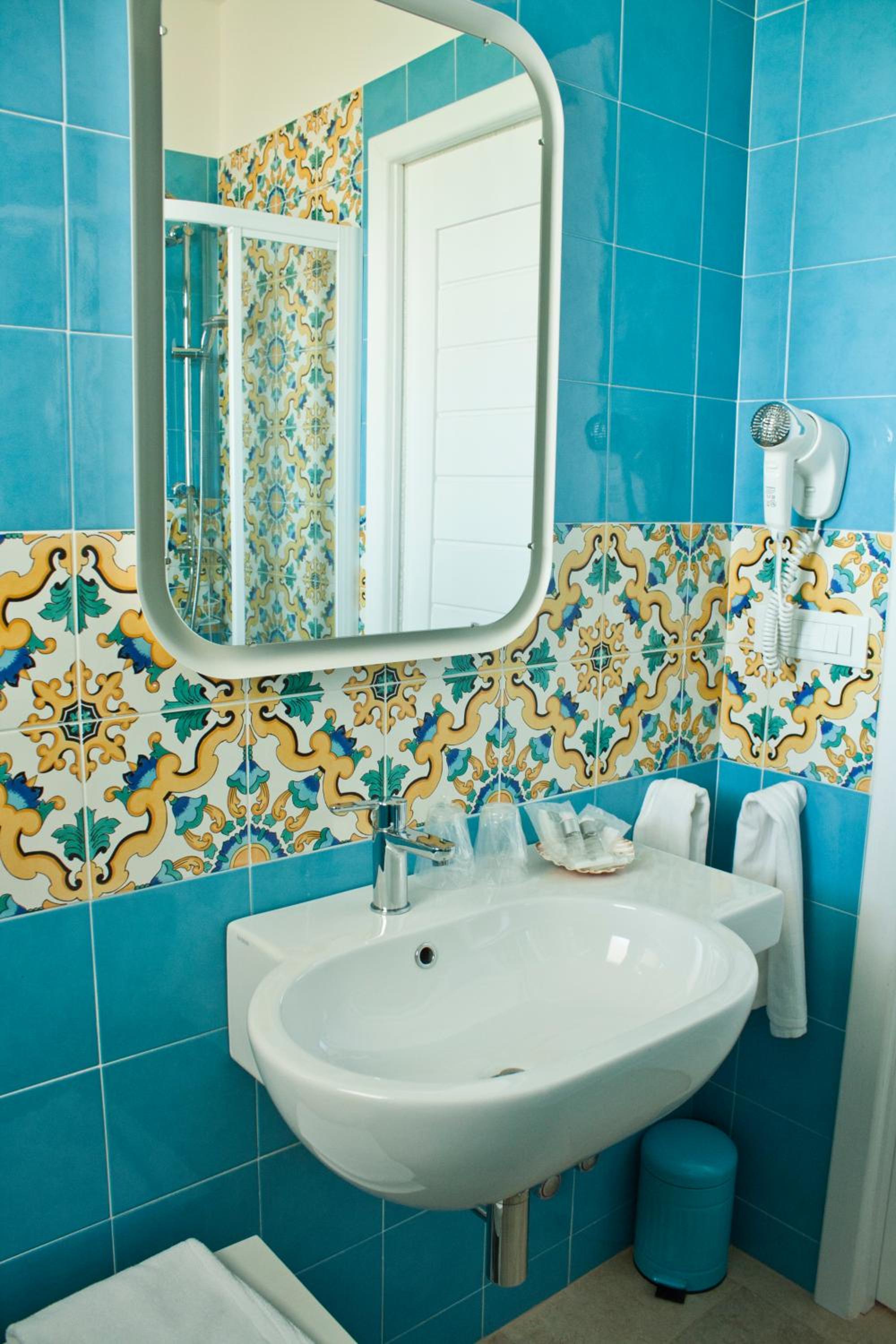 Deluxe Double Room with Balcony and Sea View - Photo 2
