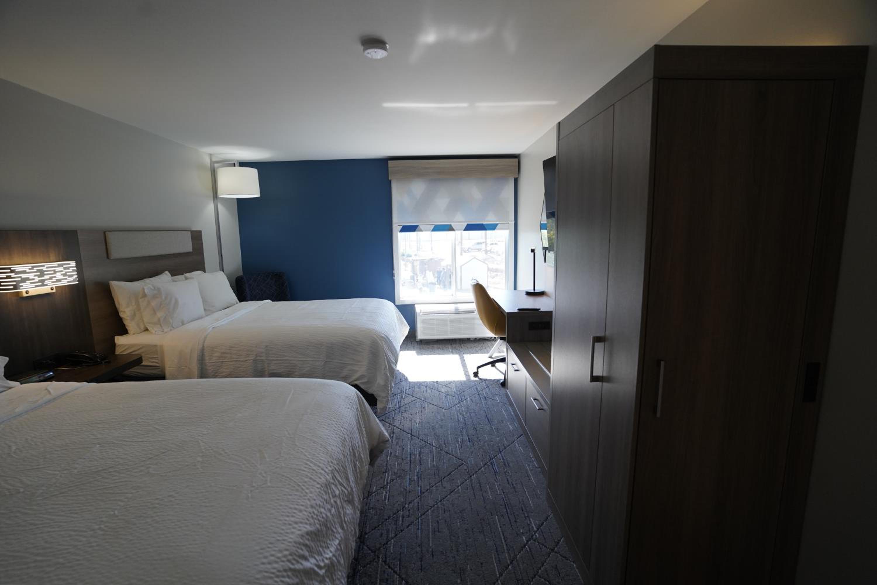 Queen Room with Two Queen Beds - Non-Smoking - Photo 2