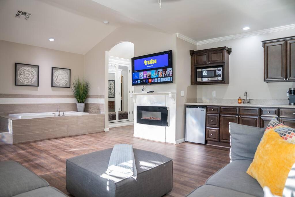 Six-Bedroom House photo 1
