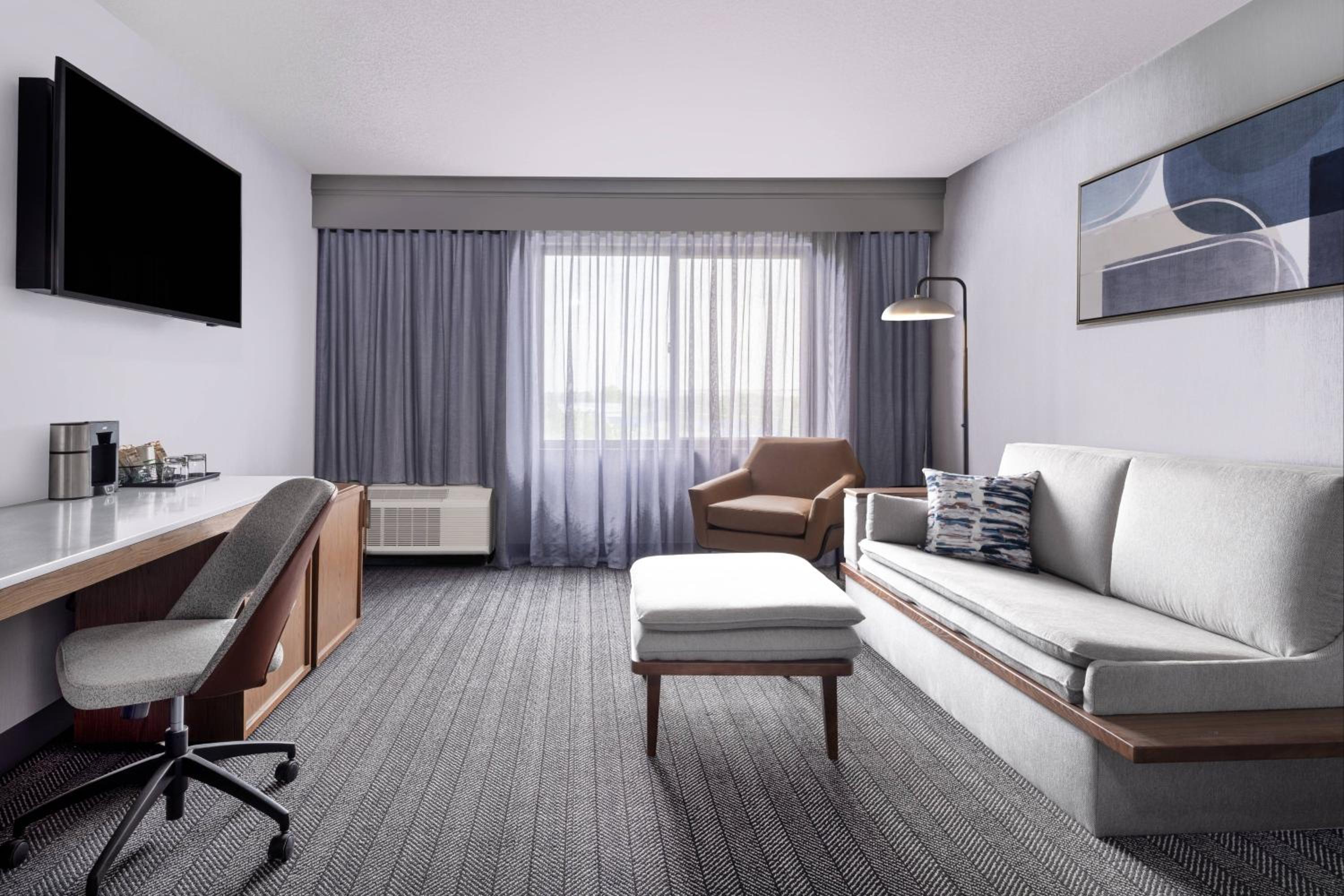 King Room with Sofa Bed - Photo 2