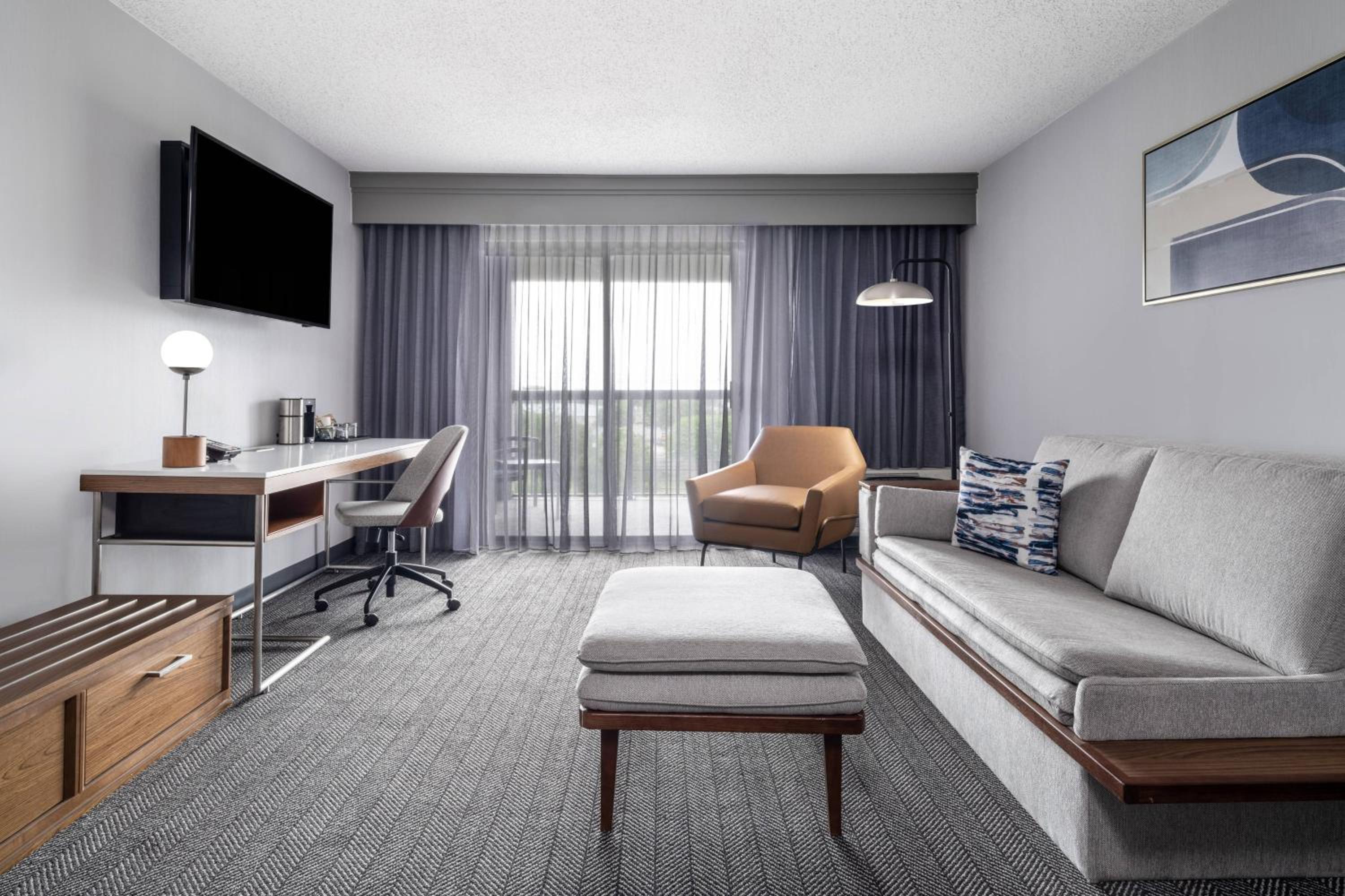 King Suite with Balcony - Photo 2