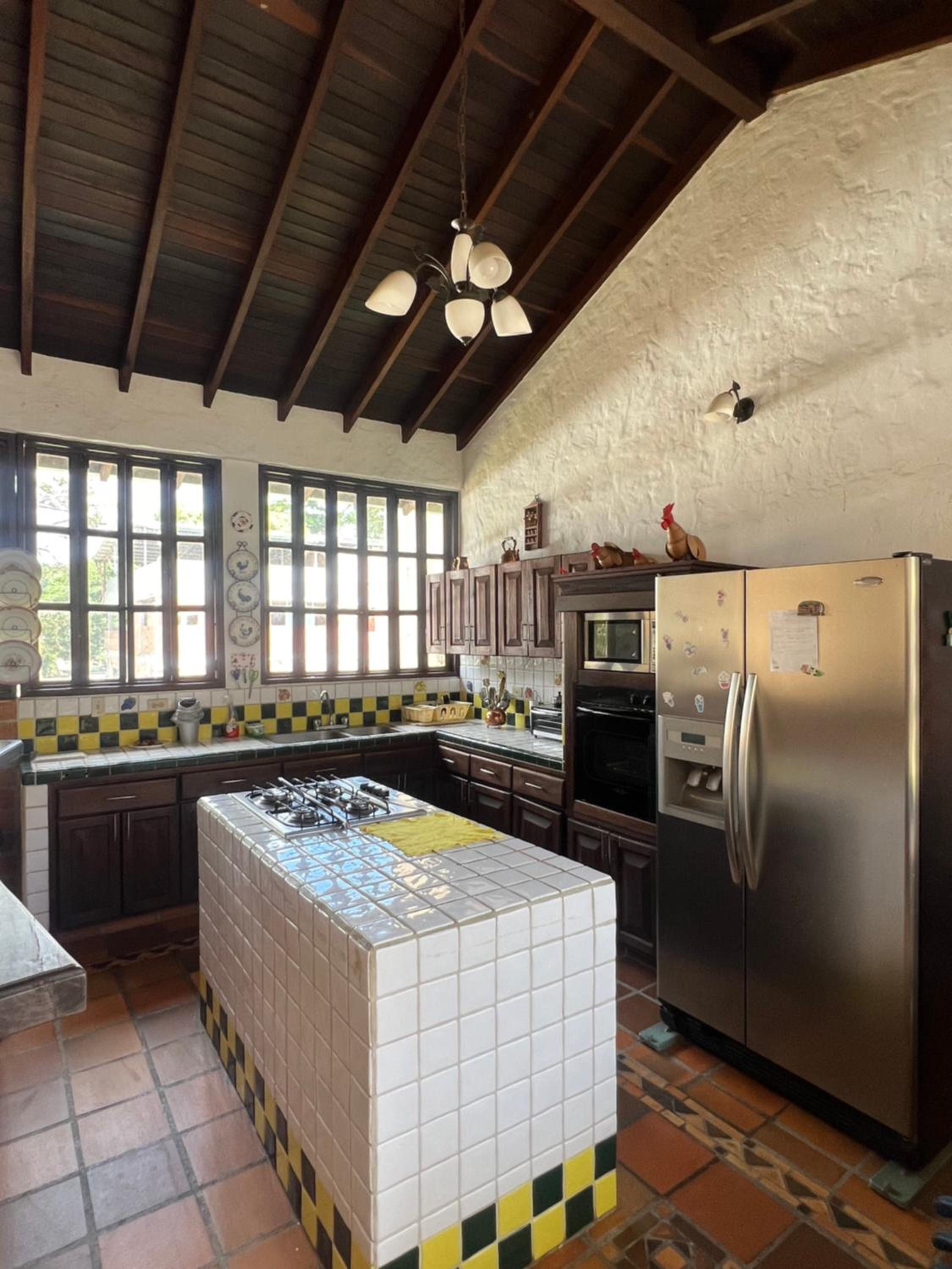 Six-Bedroom House photo 2
