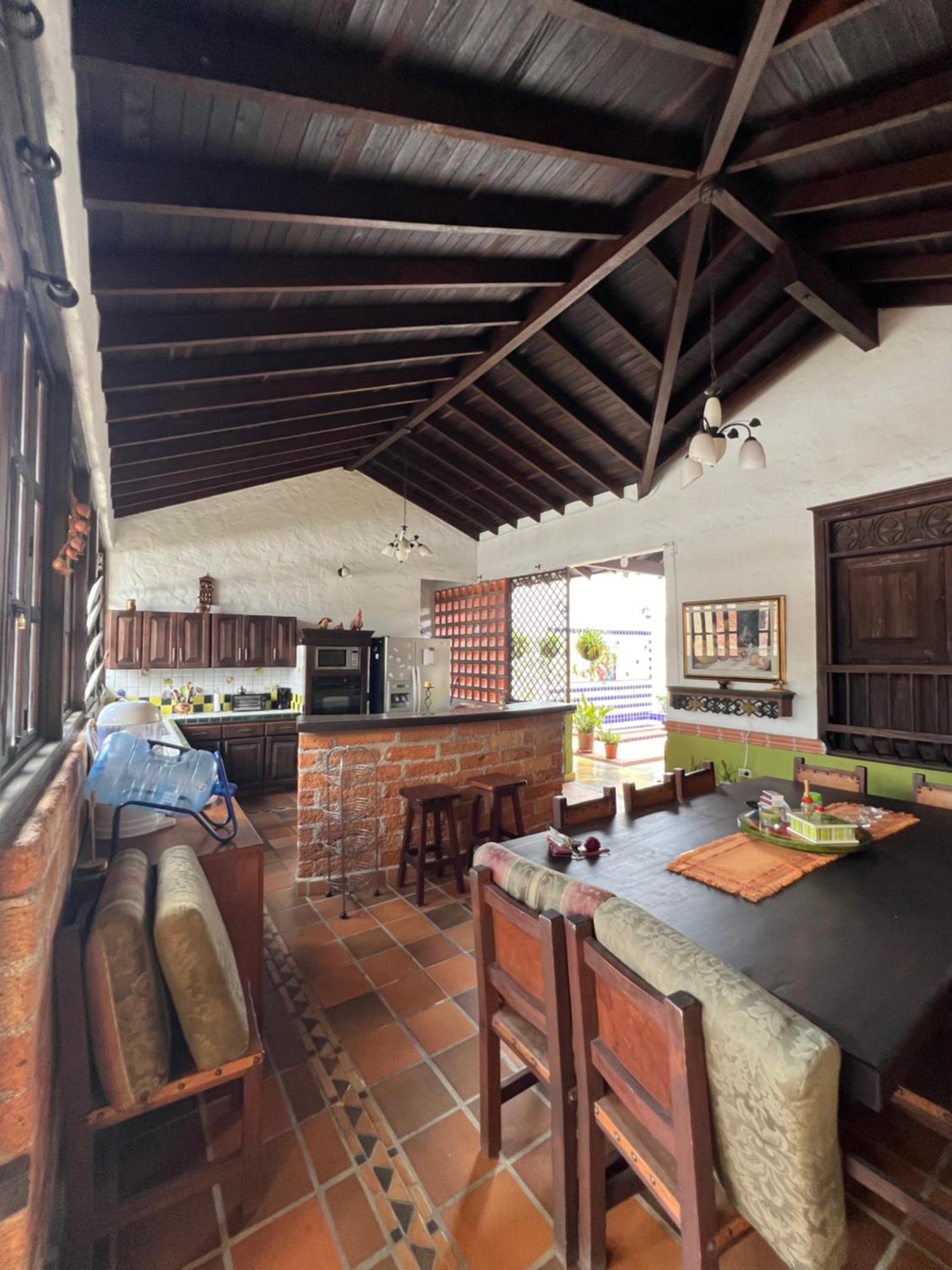 Six-Bedroom House photo 3