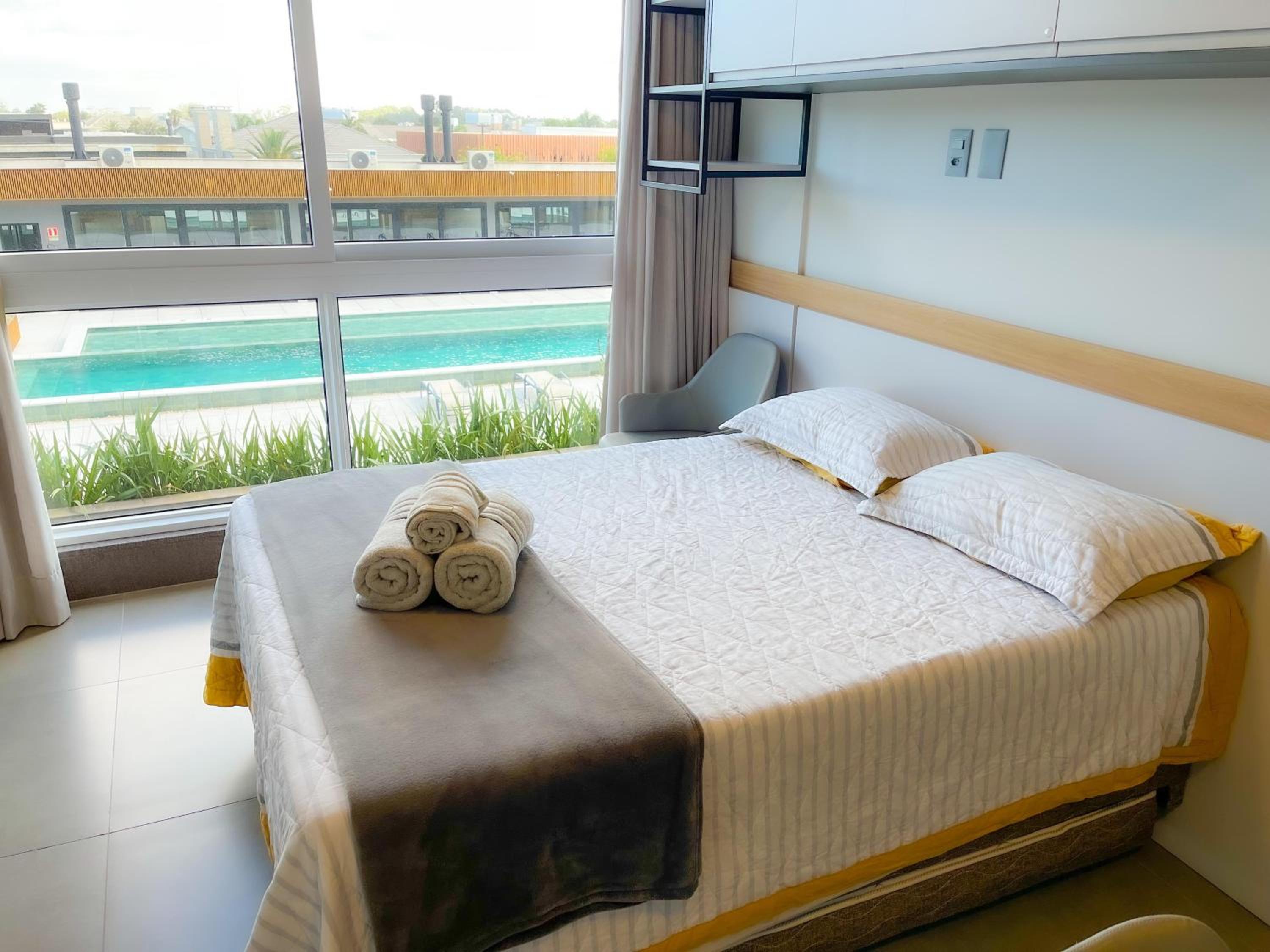 Apartment with Pool View