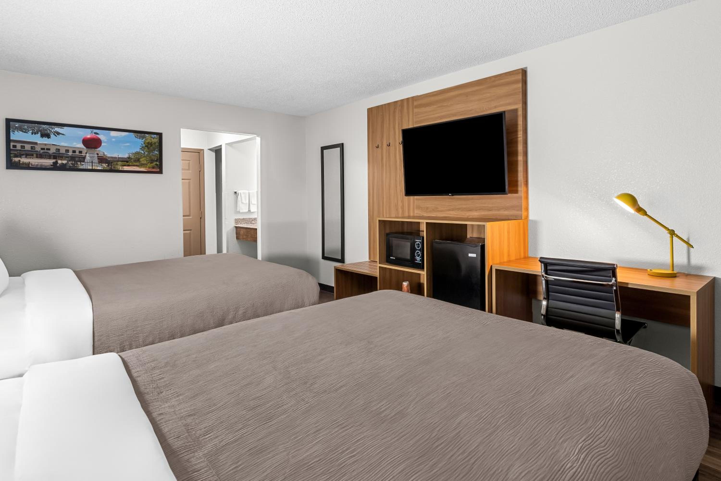 Quadruple Room with Two Queen Beds - Non Smoking - Photo 2