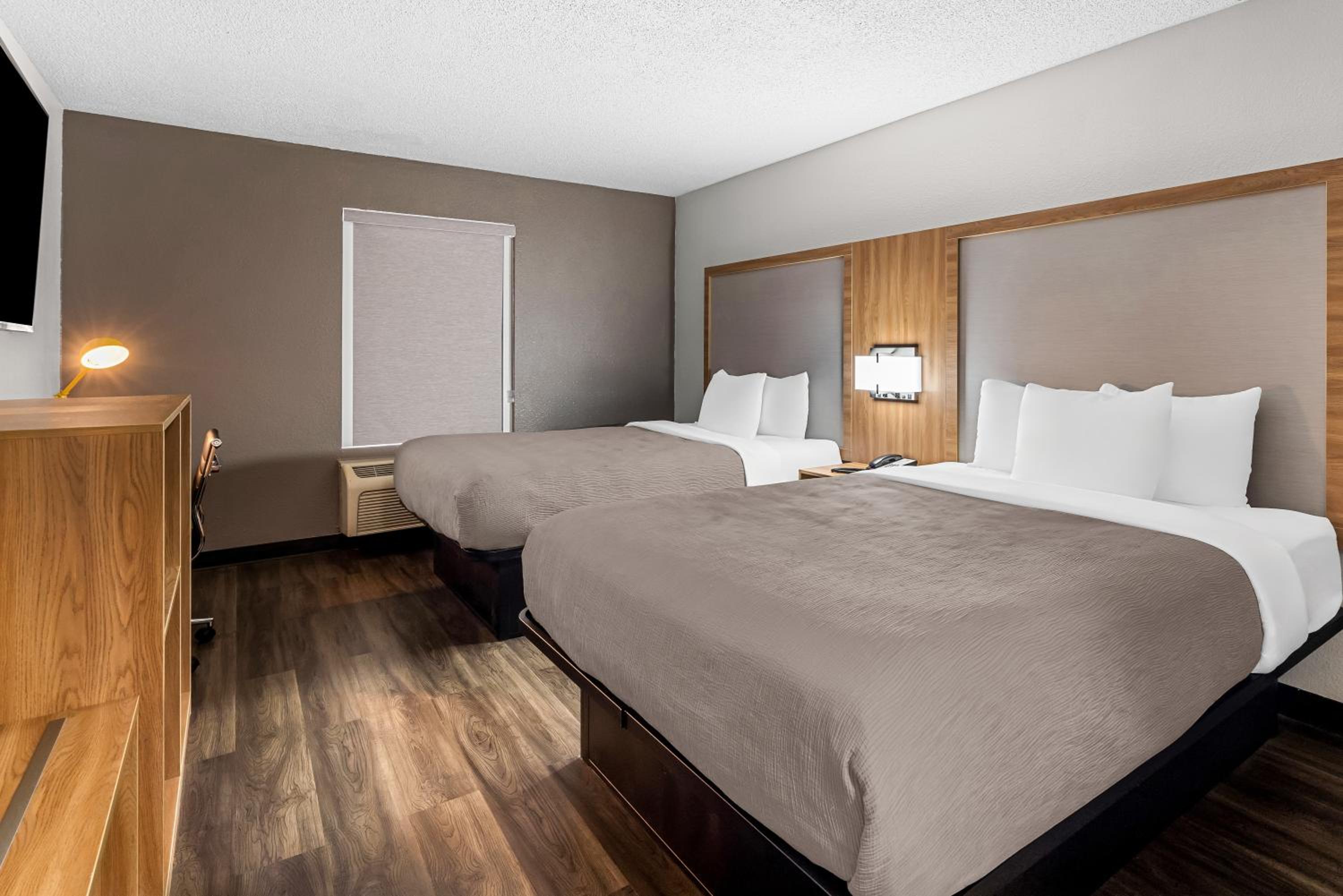 Quadruple Room with Two Queen Beds - Non Smoking - Photo 1