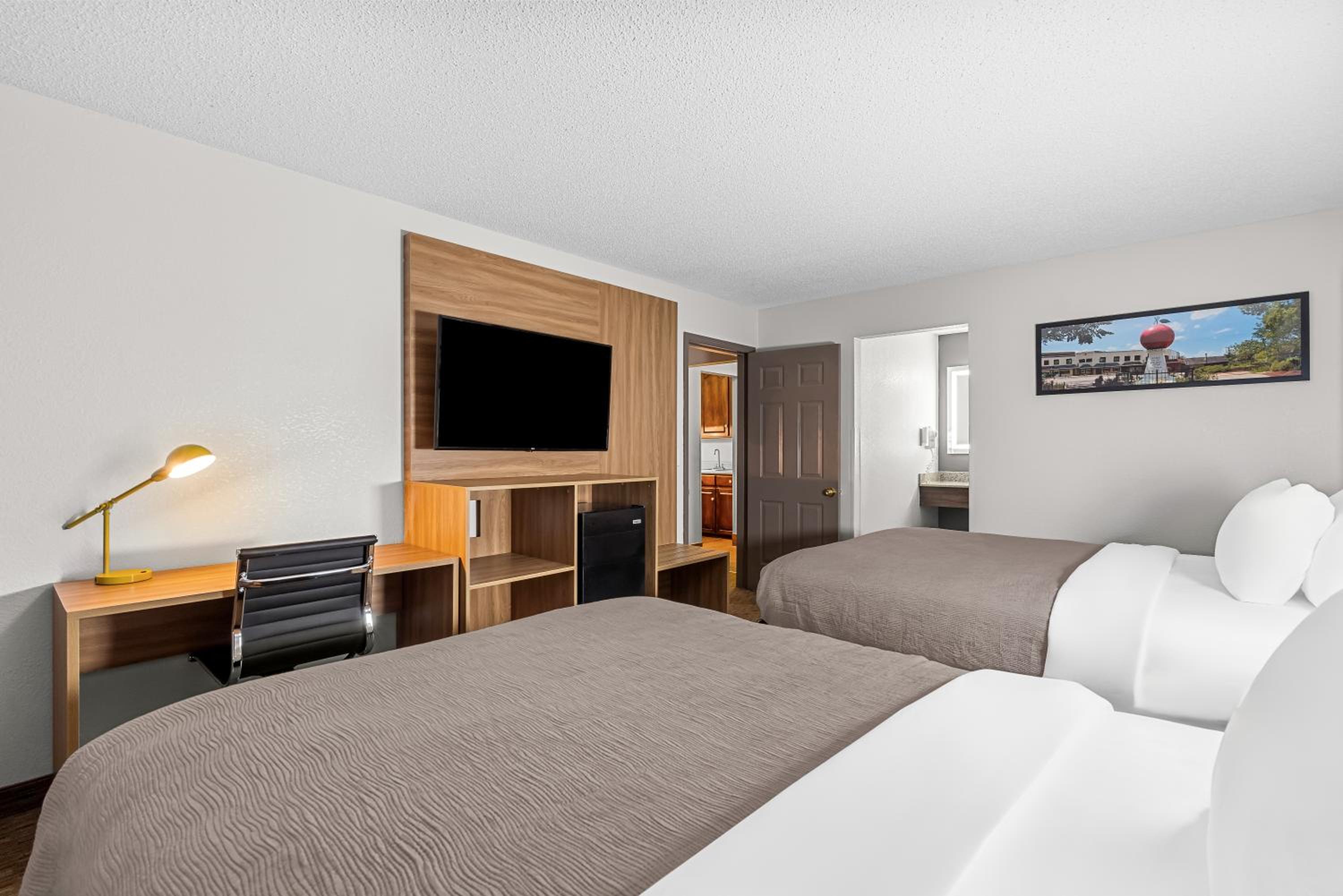Efficiency Queen Suite with Two Queen Beds - Non-Smoking - Photo 4