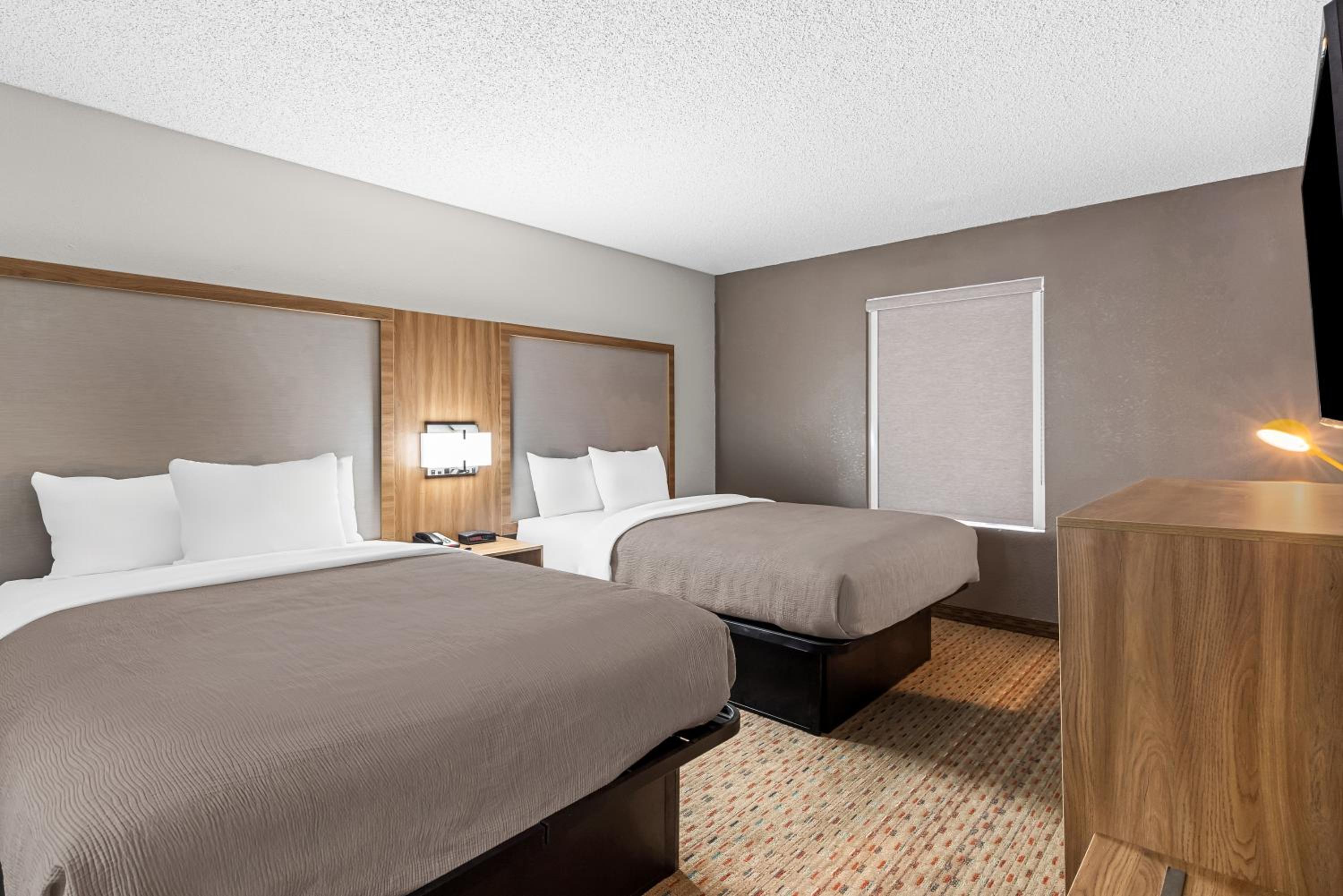 Efficiency Queen Suite with Two Queen Beds - Non-Smoking - Photo 3