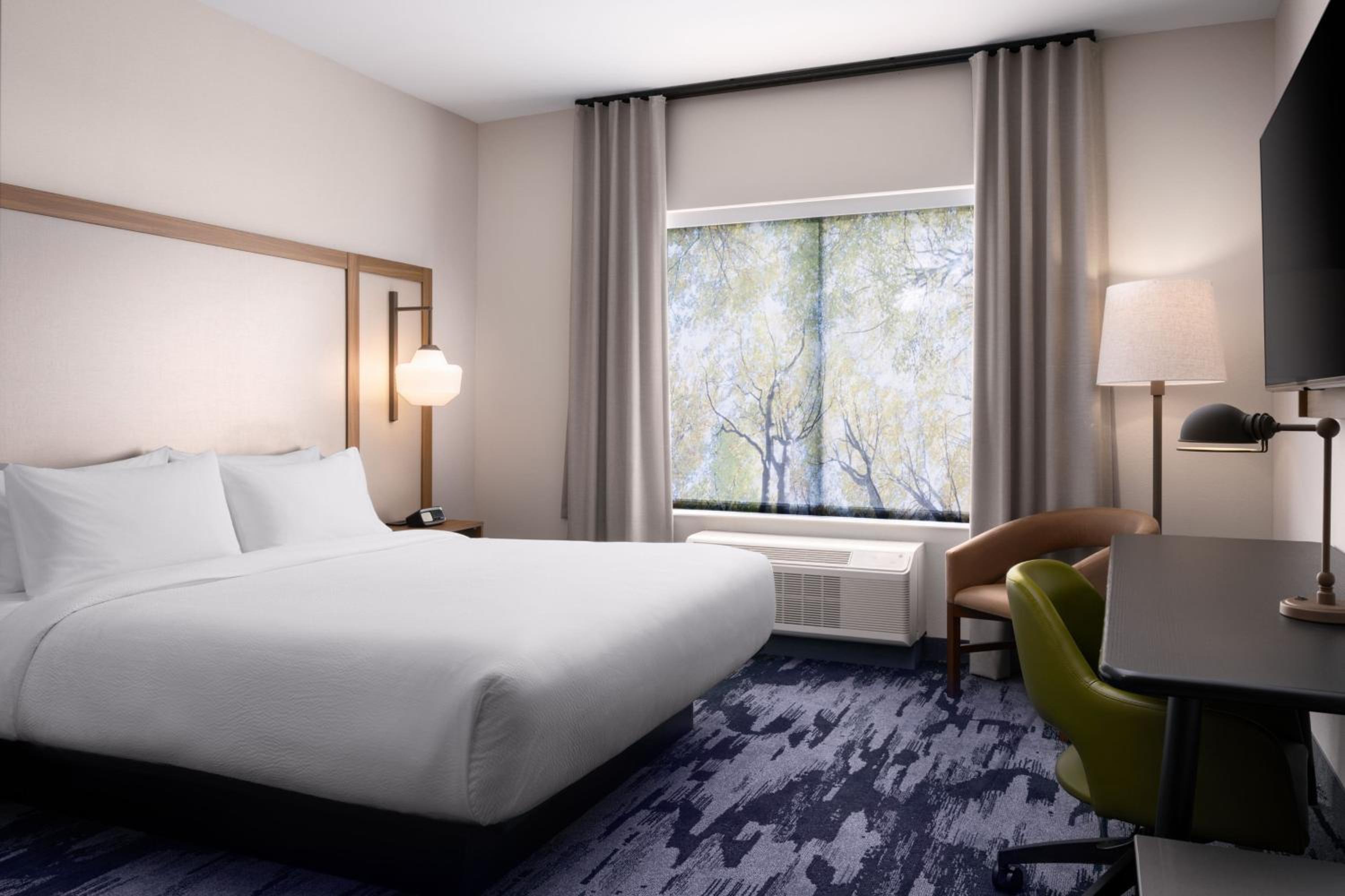 King Room with Roll-In Shower - Mobility Accessible