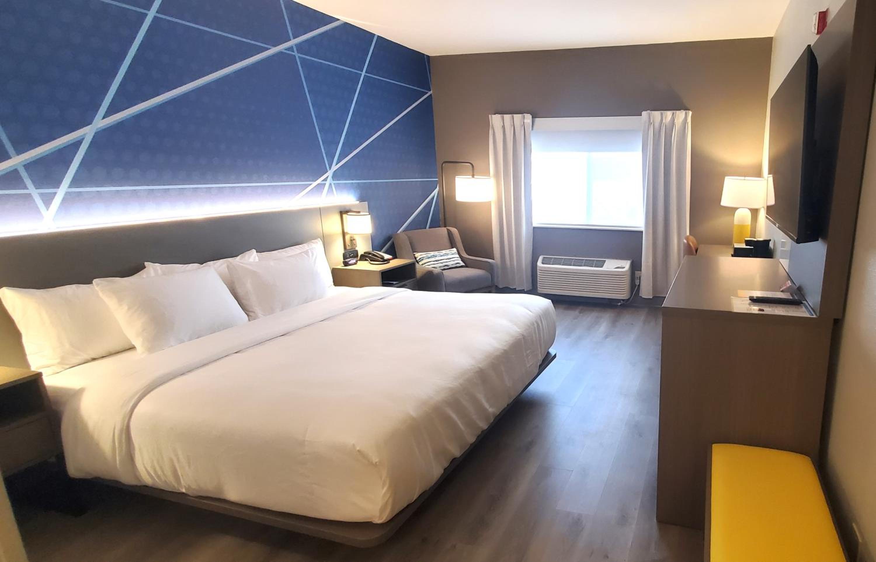 King Room with Roll-In Shower - Disability Access/Non Smoking - Photo 1