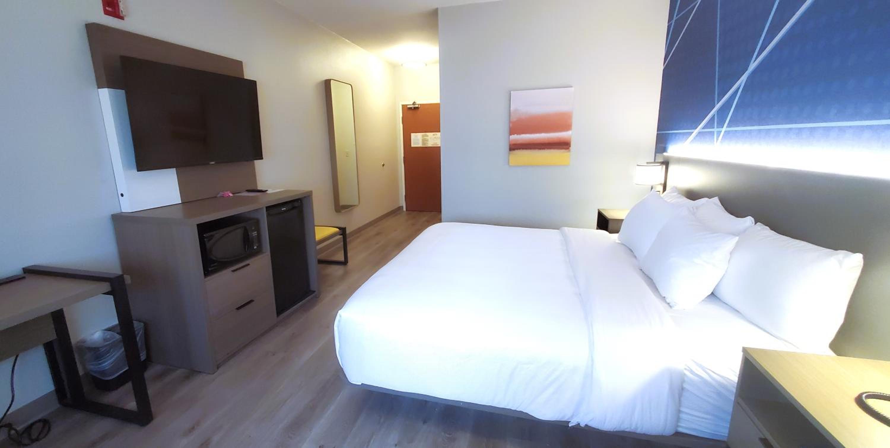 King Room with Roll-In Shower - Disability Access/Non Smoking - Photo 2