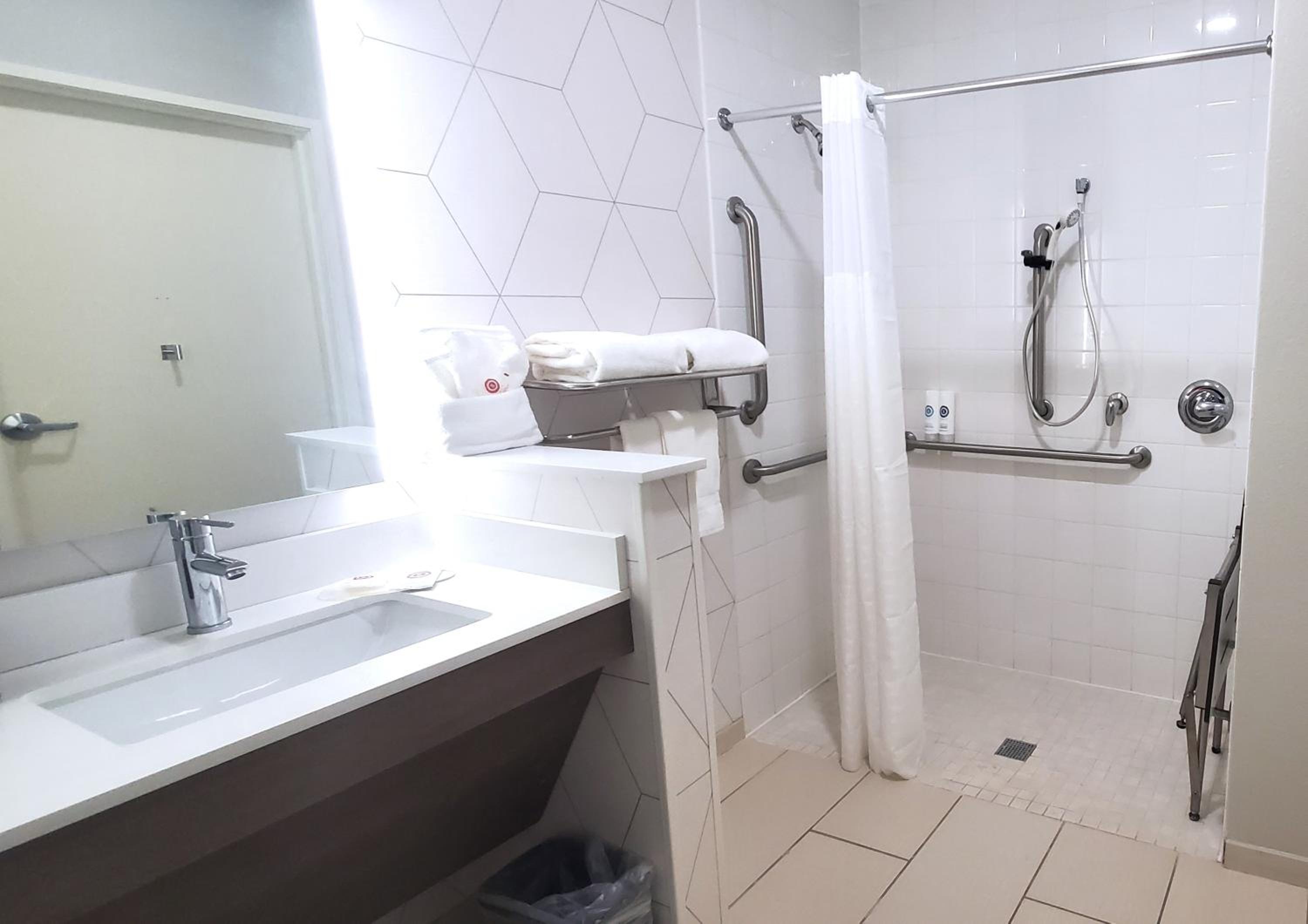 King Room with Roll-In Shower - Disability Access/Non Smoking - Photo 7