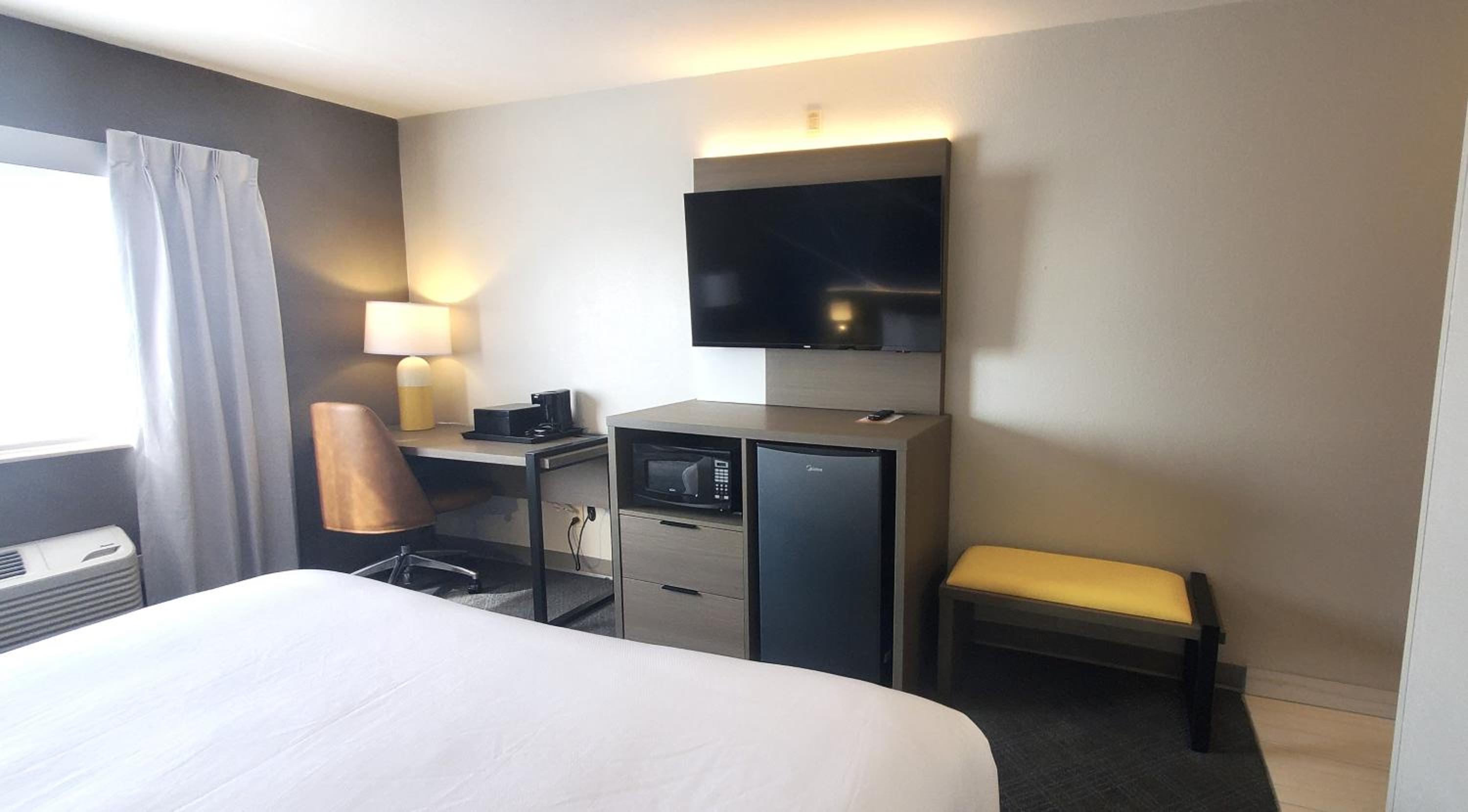 King Room with Roll-In Shower - Disability Access/Non Smoking - Photo 3