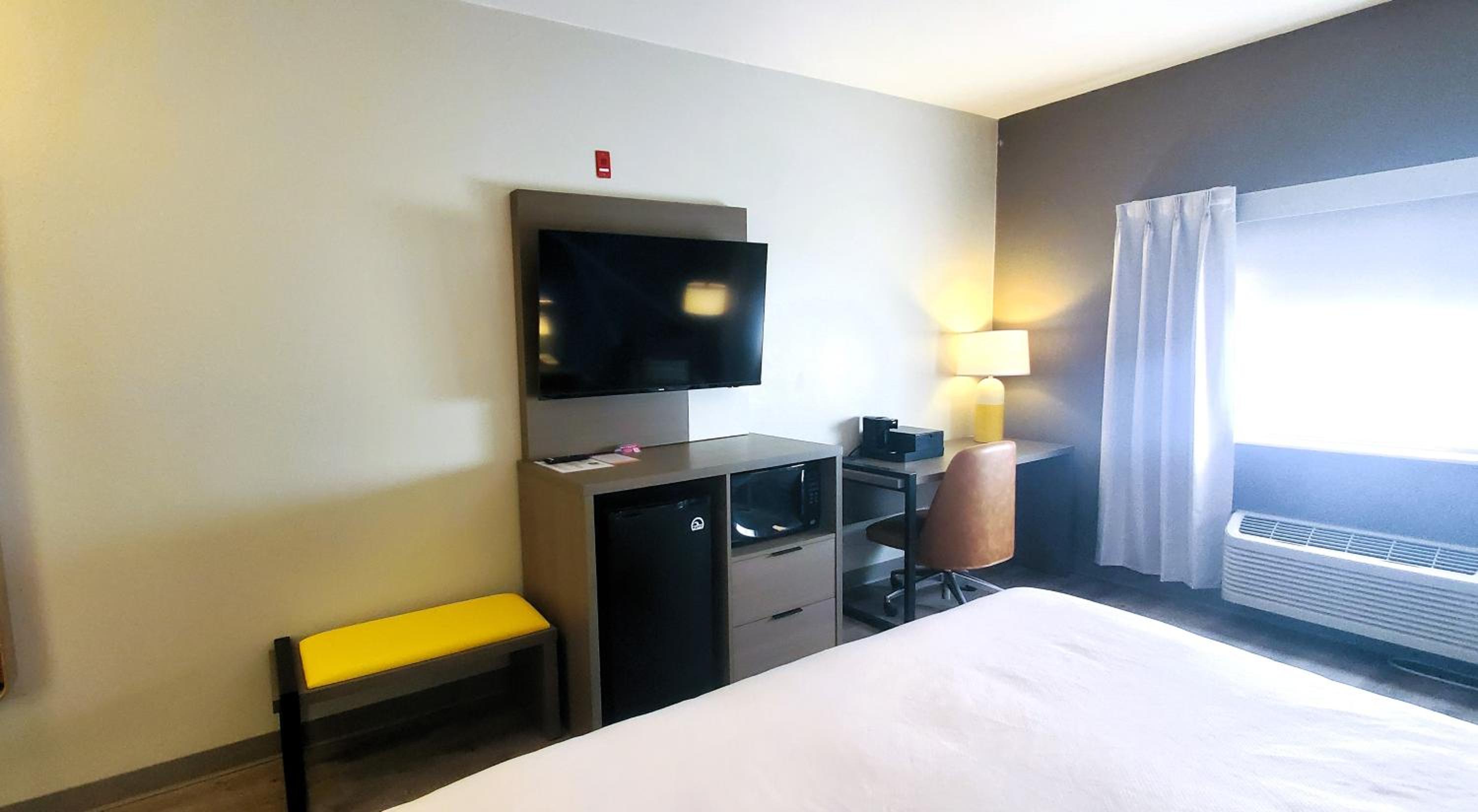 King Room with Roll-In Shower - Disability Access/Non Smoking - Photo 4