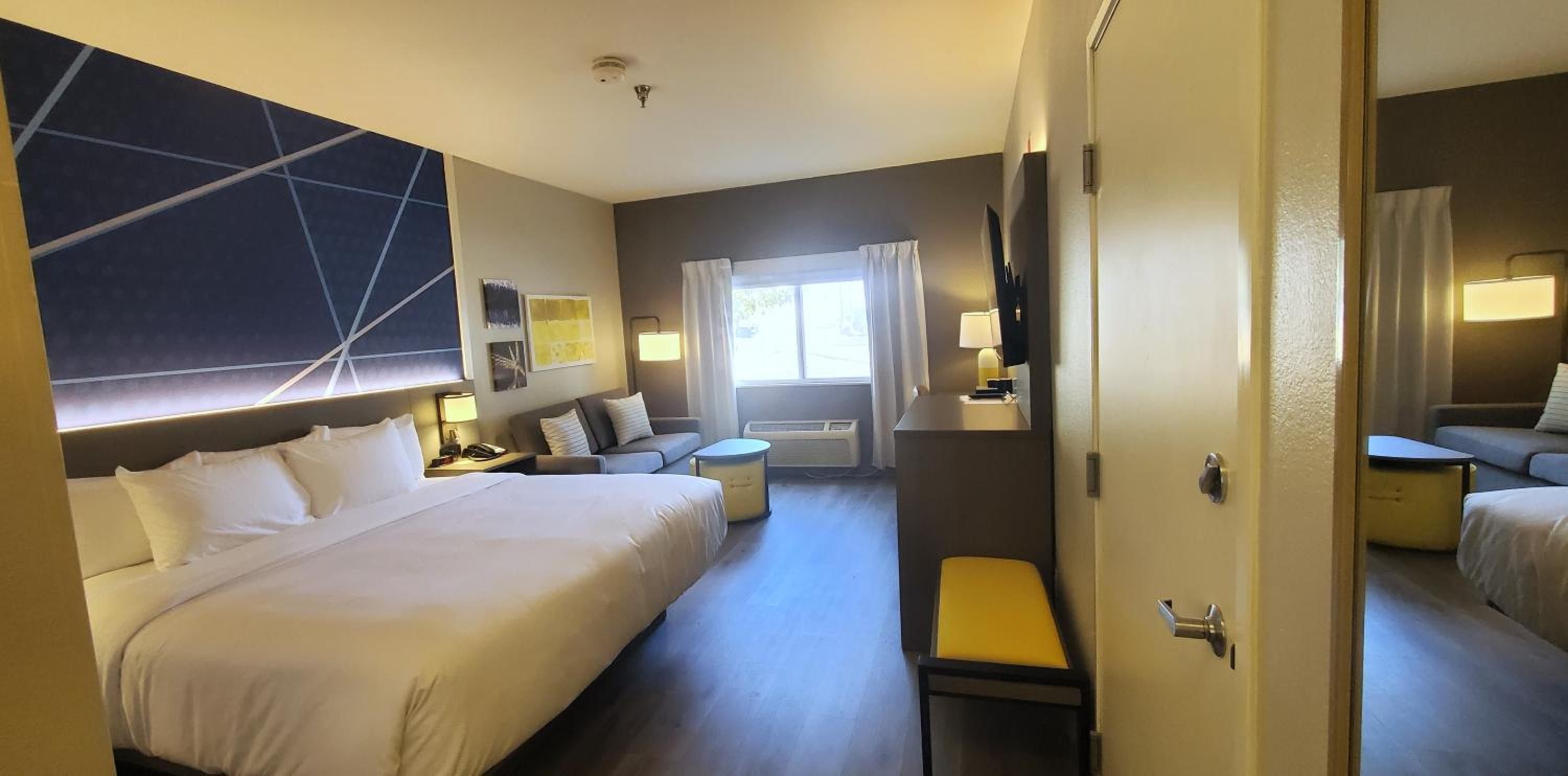 King Room - Non Smoking - Photo 8