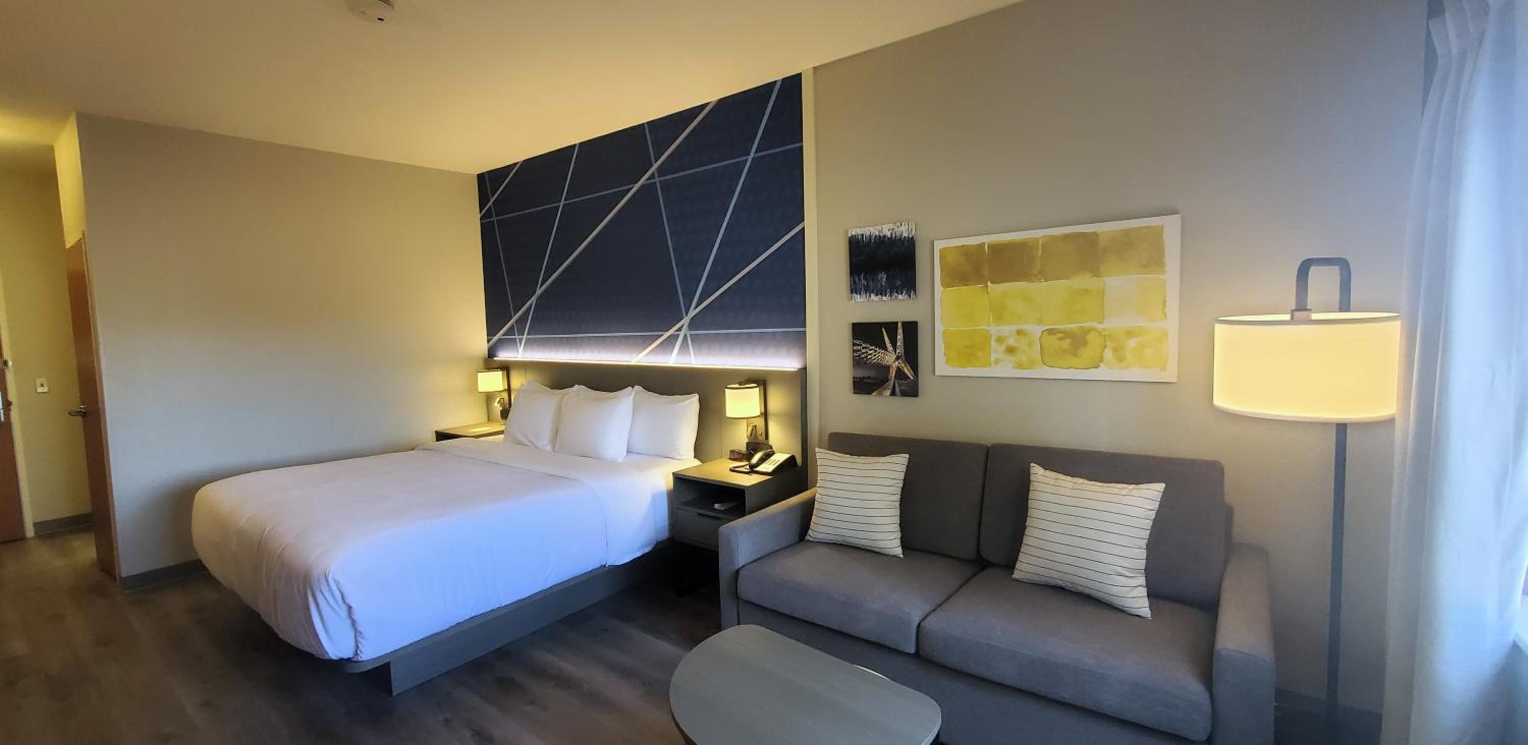 King Room - Non Smoking - Photo 9