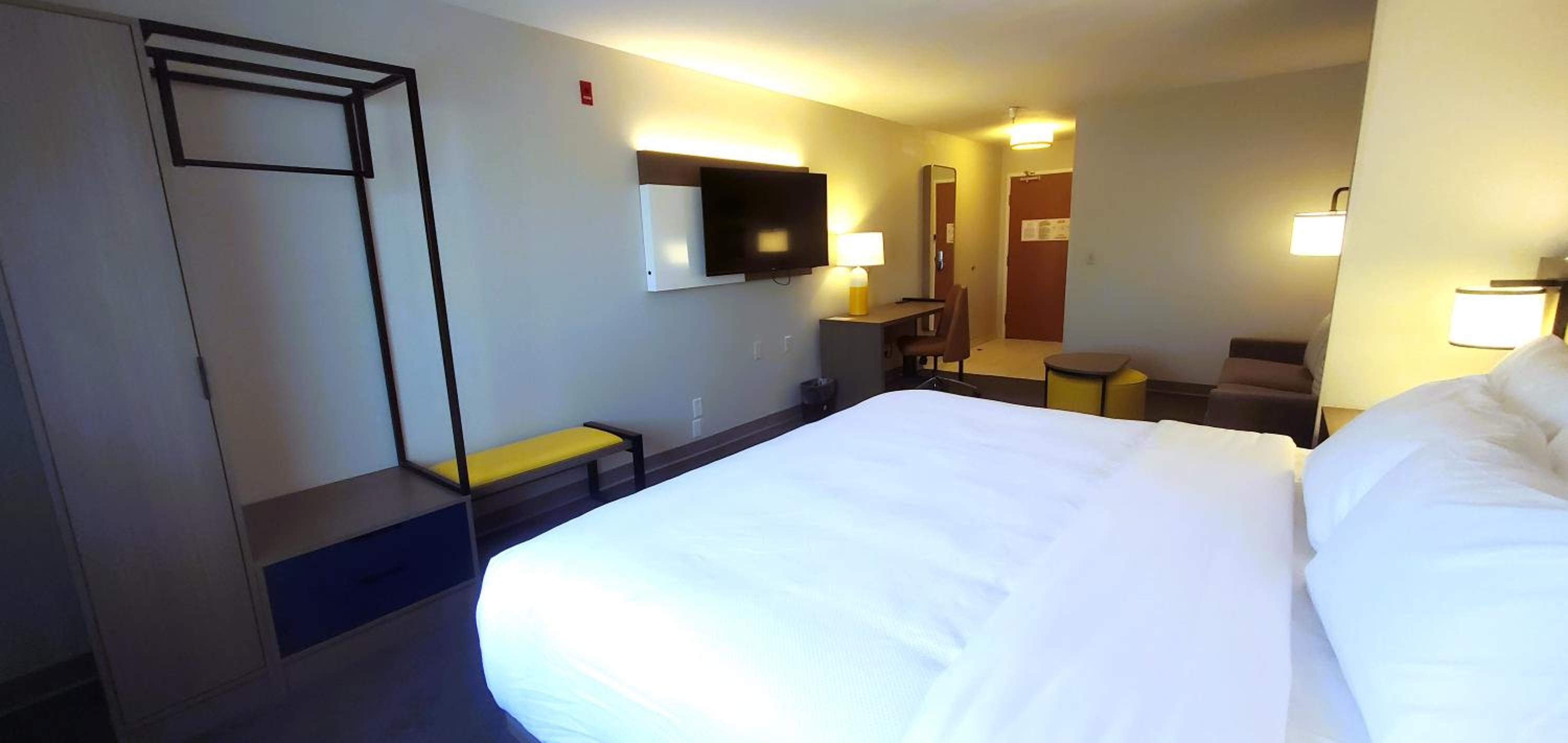 King Suite with Sofa Bed - Non Smoking - Photo 3