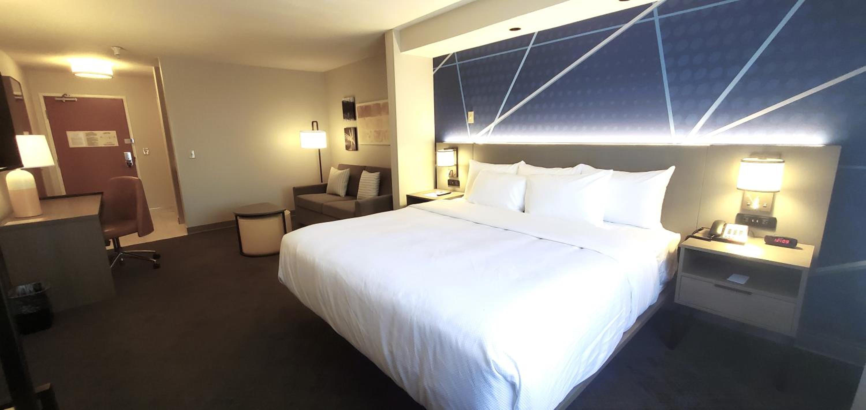 King Suite with Sofa Bed - Non Smoking - Photo 2