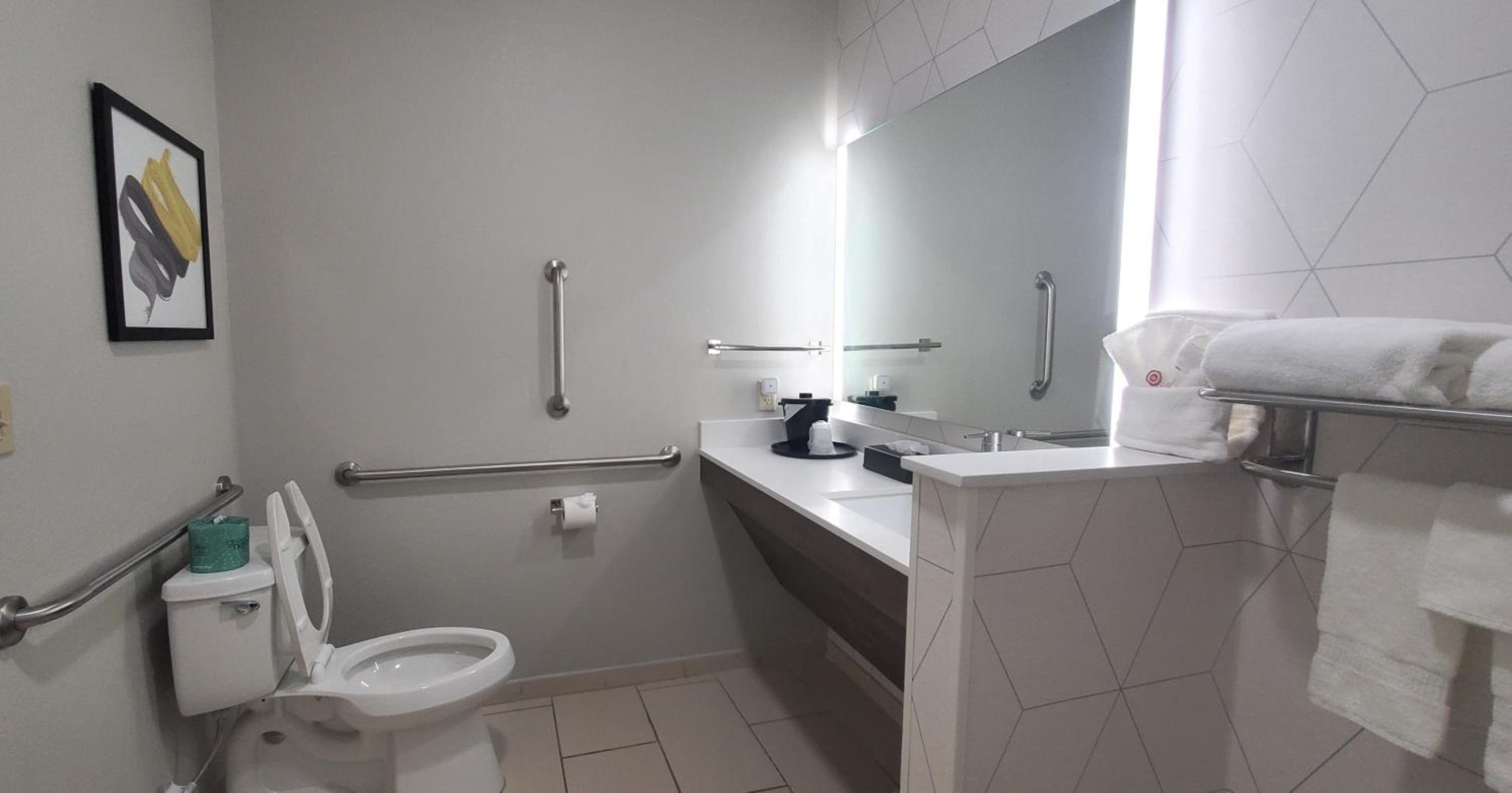 King Room with Roll-In Shower - Disability Access/Non Smoking - Photo 5