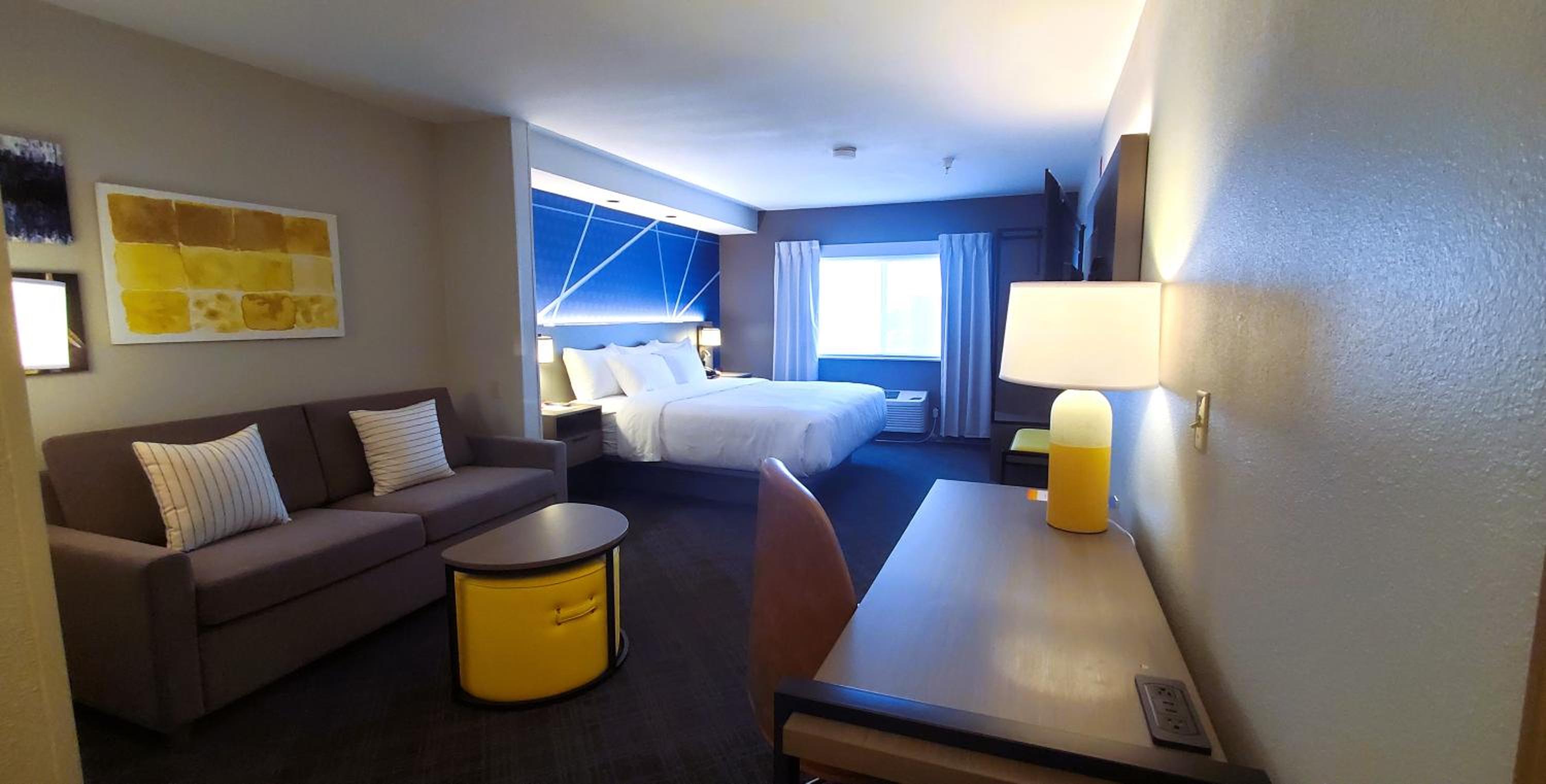King Suite with Sofa Bed - Non Smoking - Photo 1