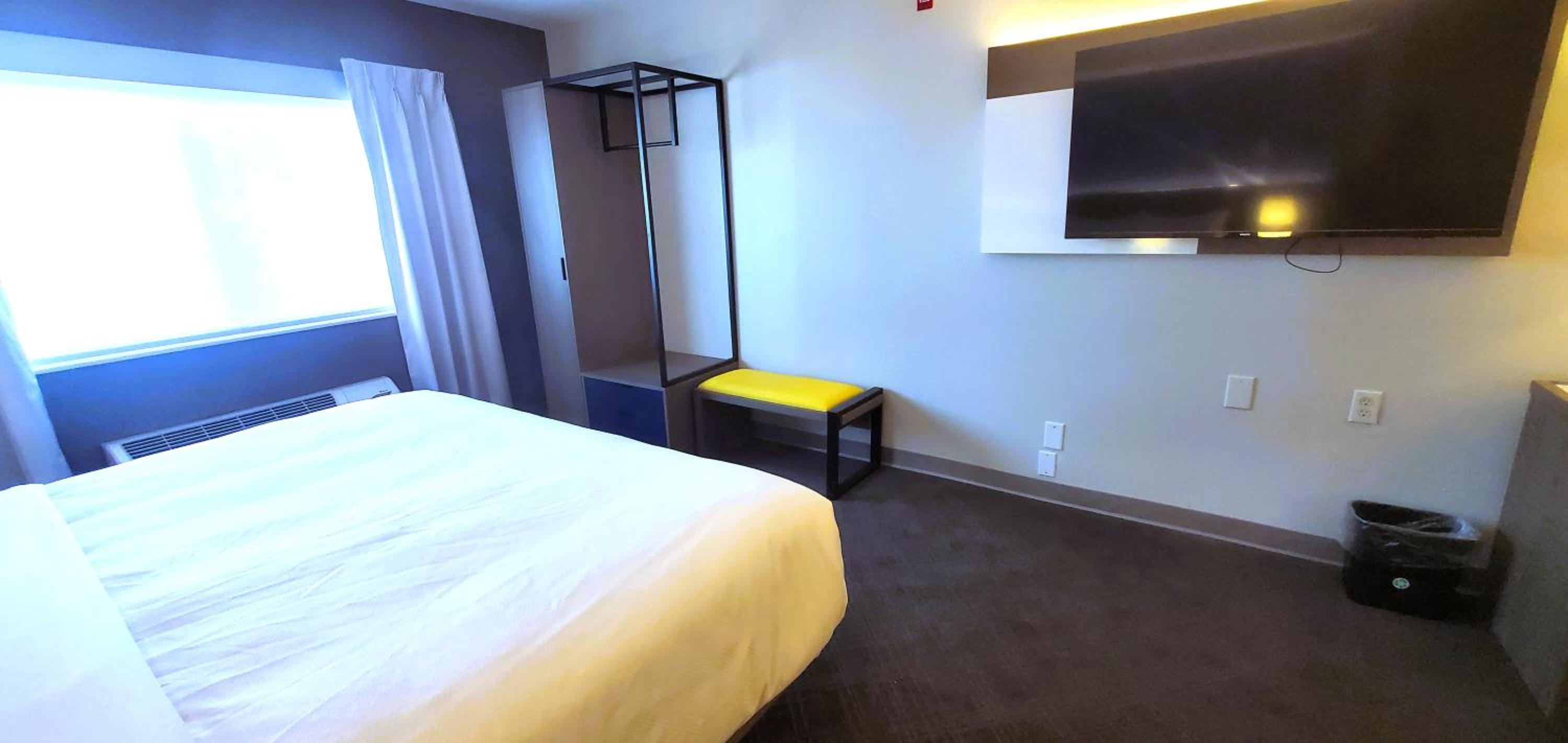 King Suite with Sofa Bed - Non Smoking - Photo 4