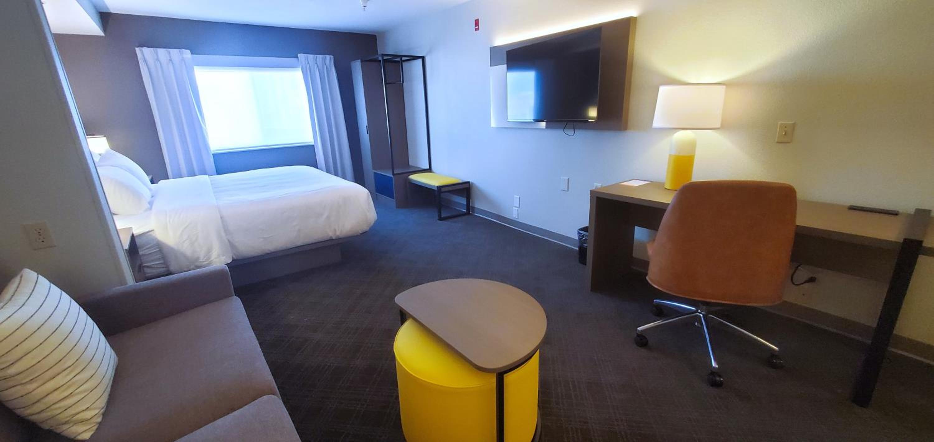 King Suite with Sofa Bed - Non Smoking - Photo 5