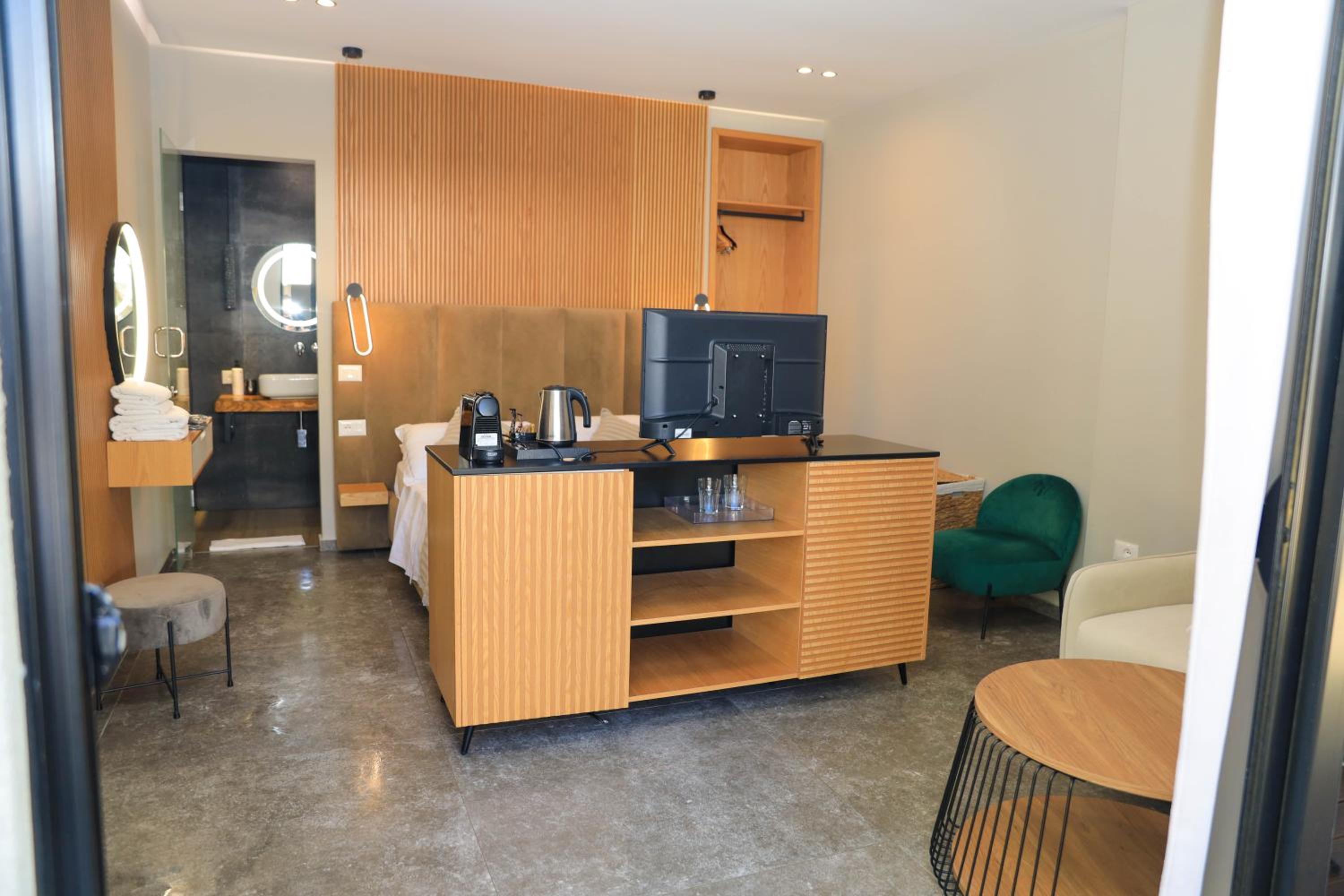 Deluxe Double Room with Side Sea View