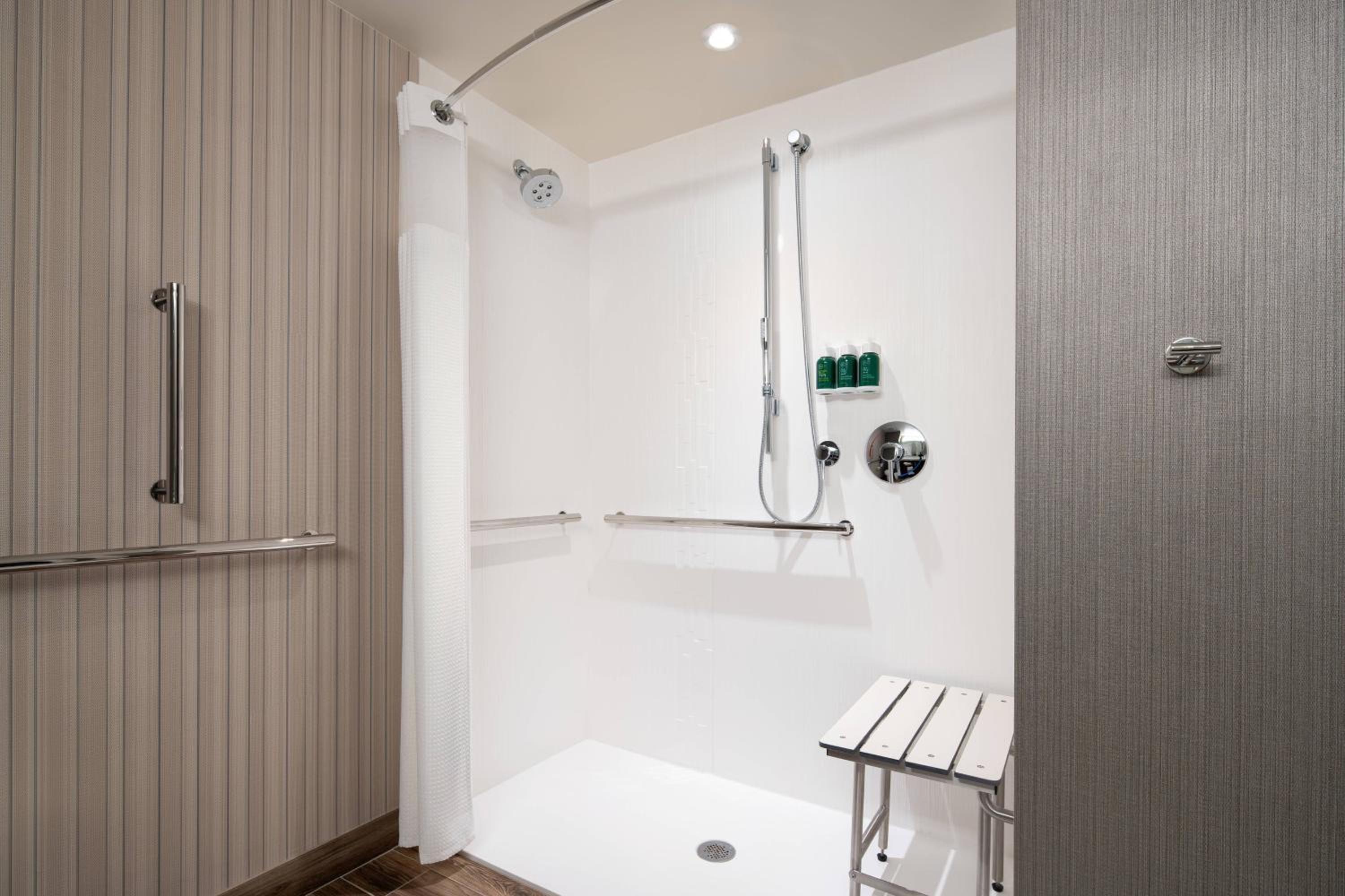 King Room with Sofa Bed - Hearing Accessible - Photo 5