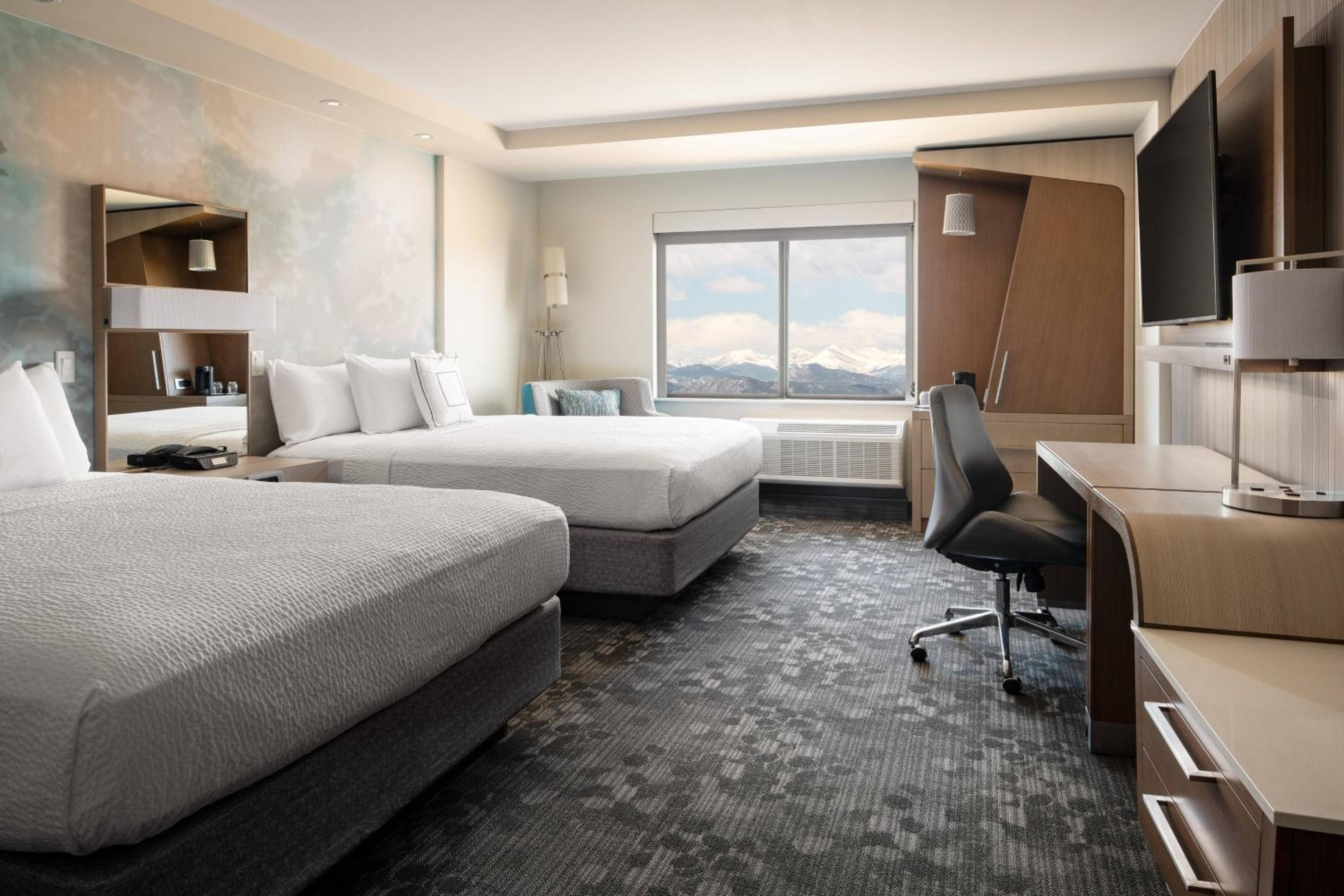 Guest room, 2 Queen, Mountain view - Photo 3