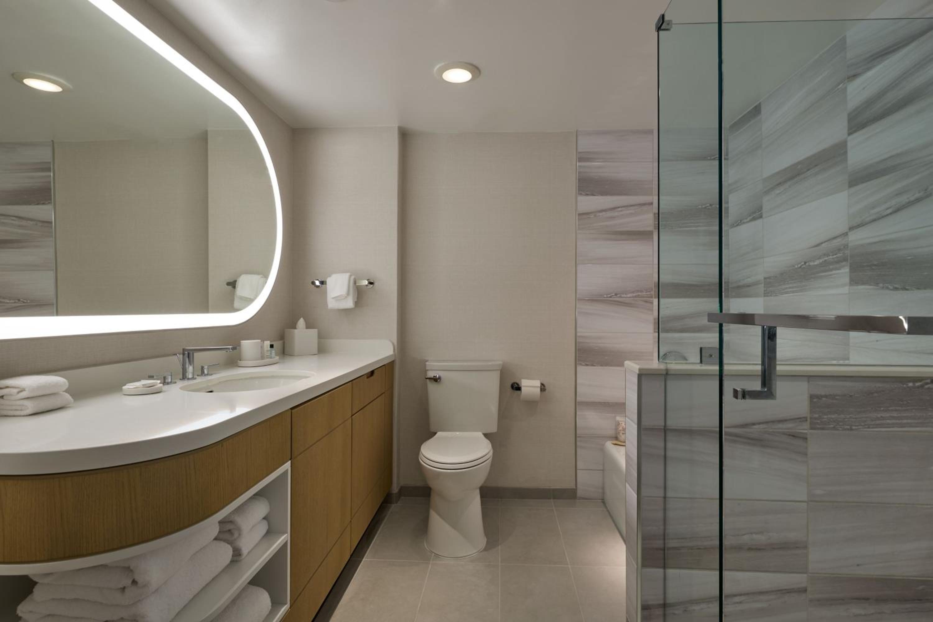 King Junior Corner Suite with Harbor View - Photo 14
