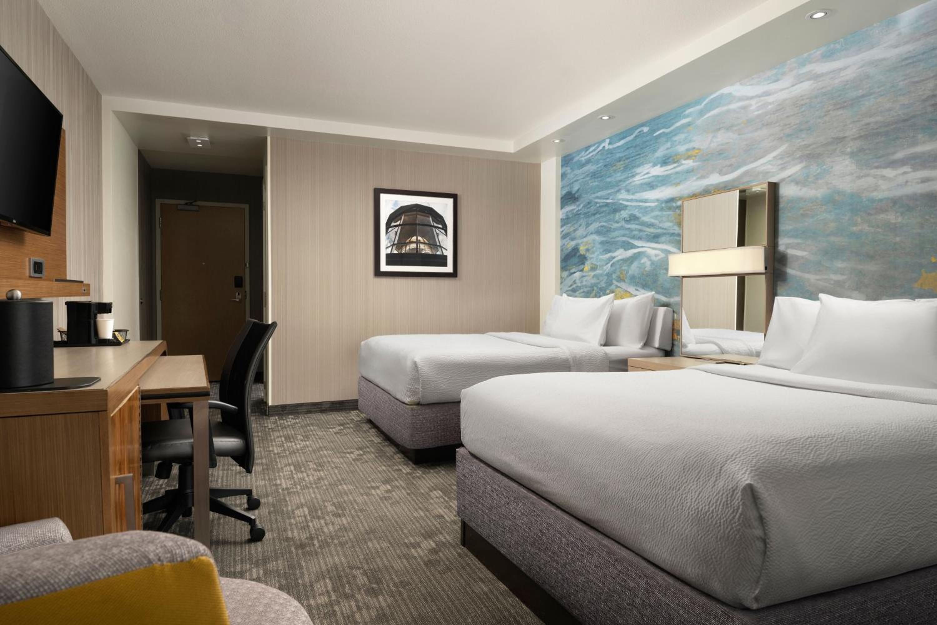 Deluxe Queen Room with Two Queen Beds and Courtyard View - High Floor photo 3