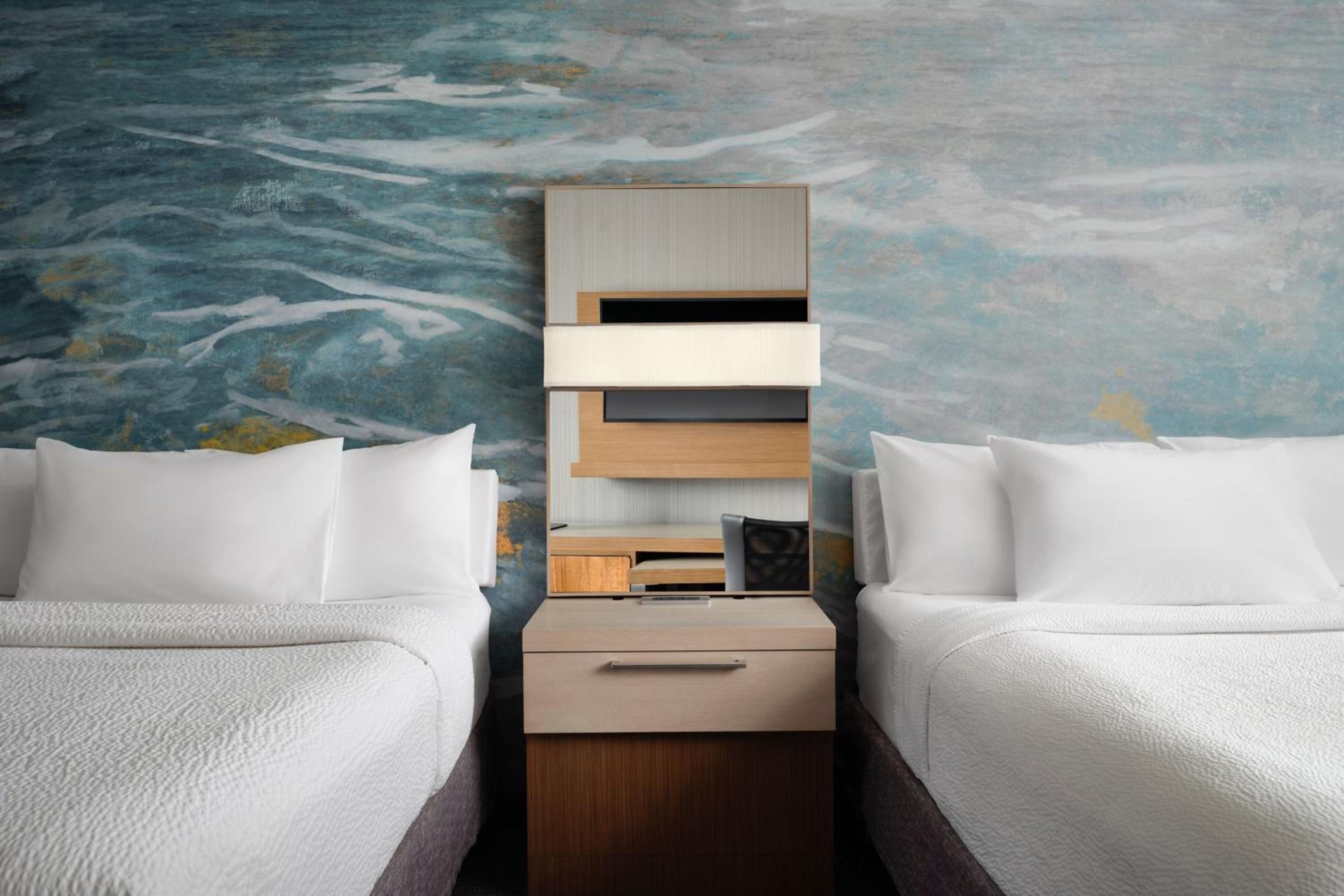 Deluxe Queen Room with Two Queen Beds and Courtyard View - High Floor photo 2