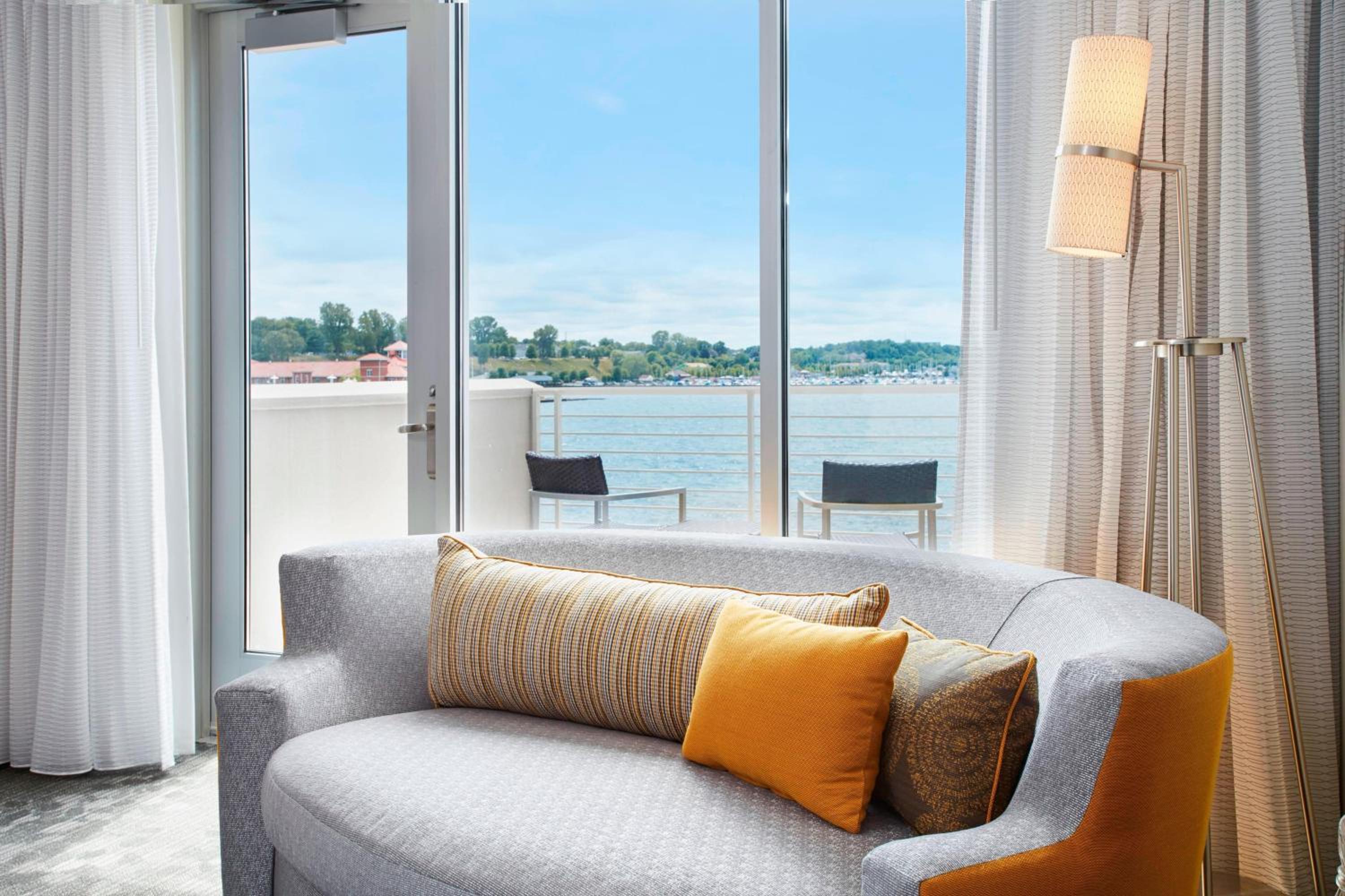 Deluxe Guest room, 1 King, Sofa bed, Bay view, Balcony photo 2