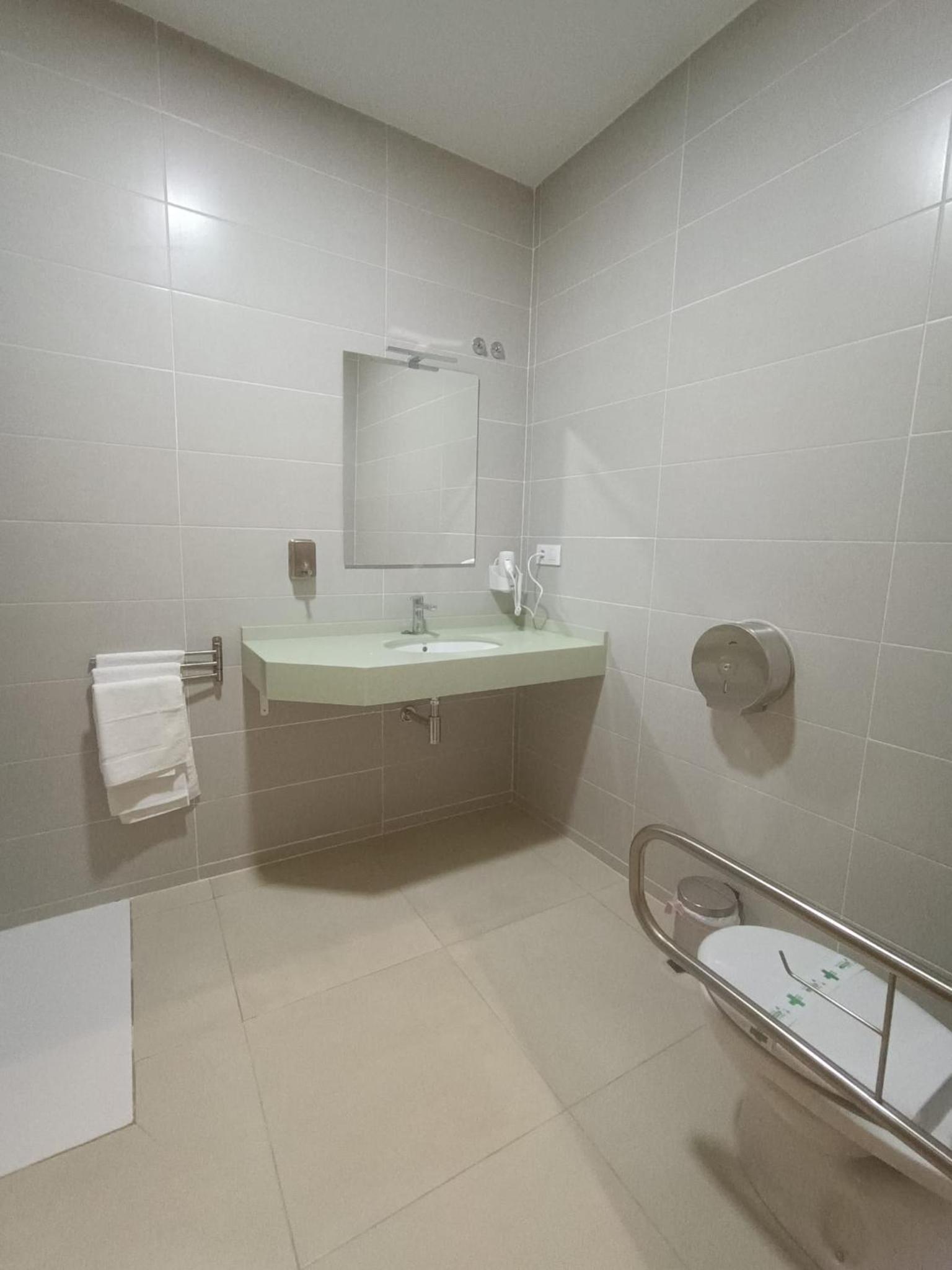 Twin Room with Private Bathroom photo 2