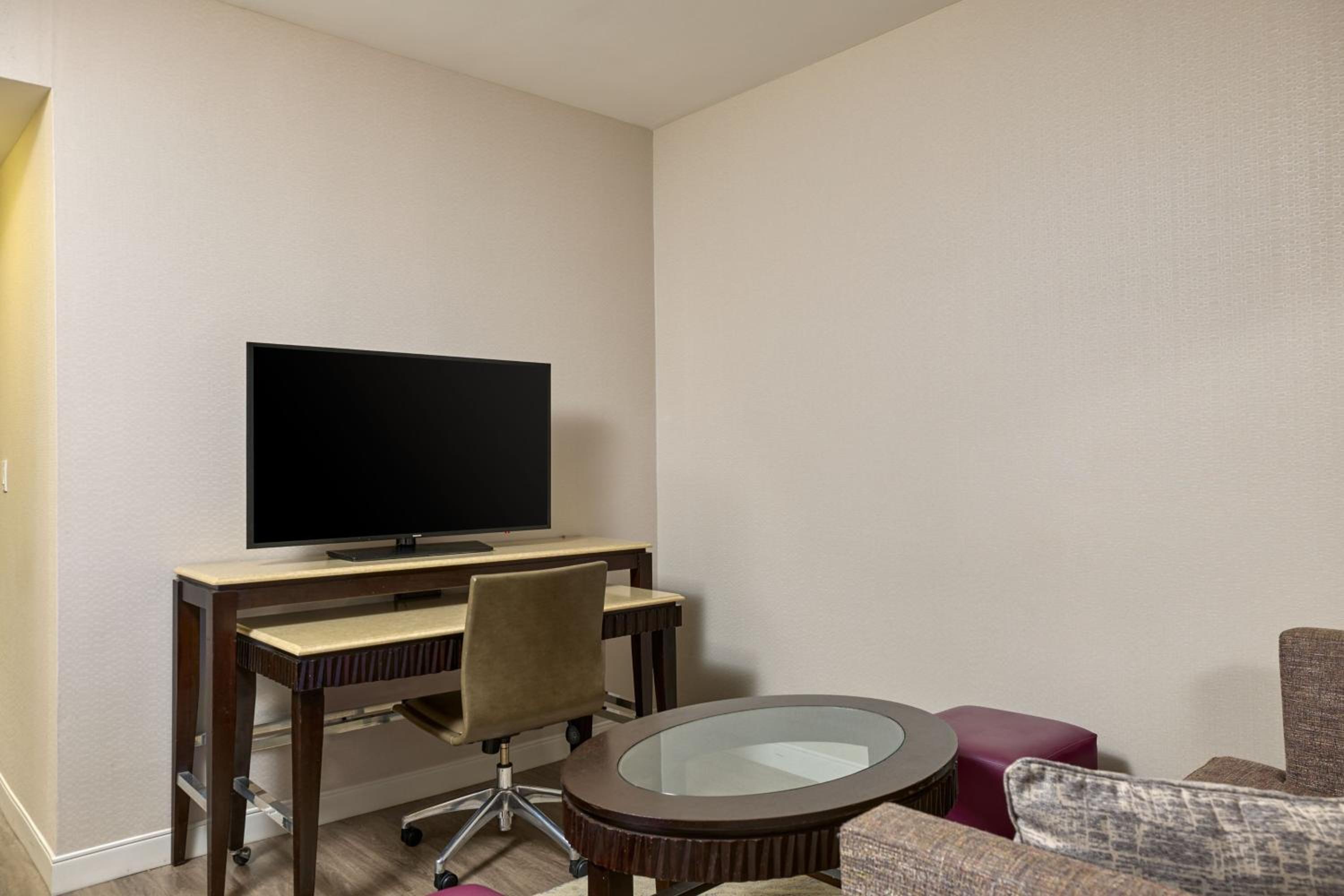 Suite, 1 King, Sofa bed - Photo 5