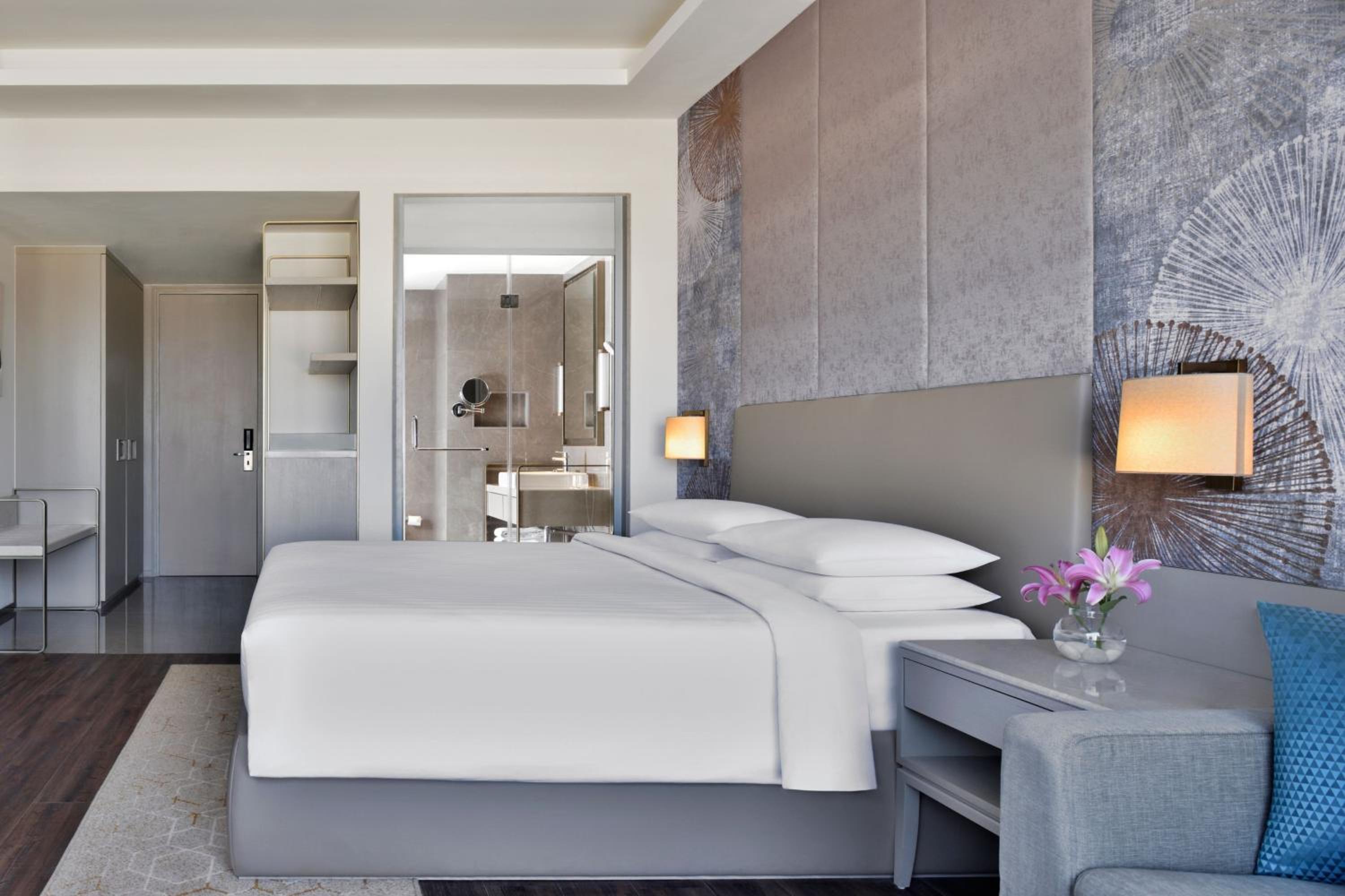 Premium, Guest room, 1 King, Executive Lounge Access, 2 pieces laundry per day