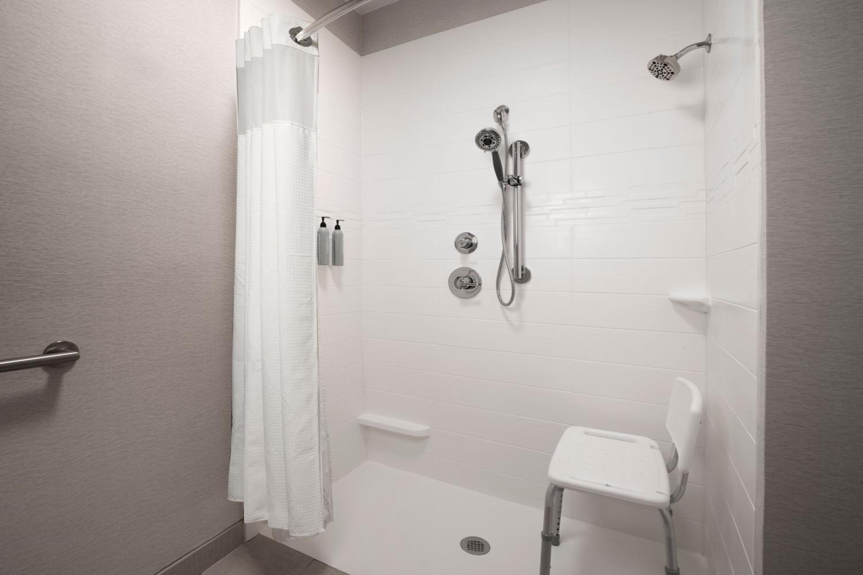 One-Bedroom Queen Suite - Photo 6