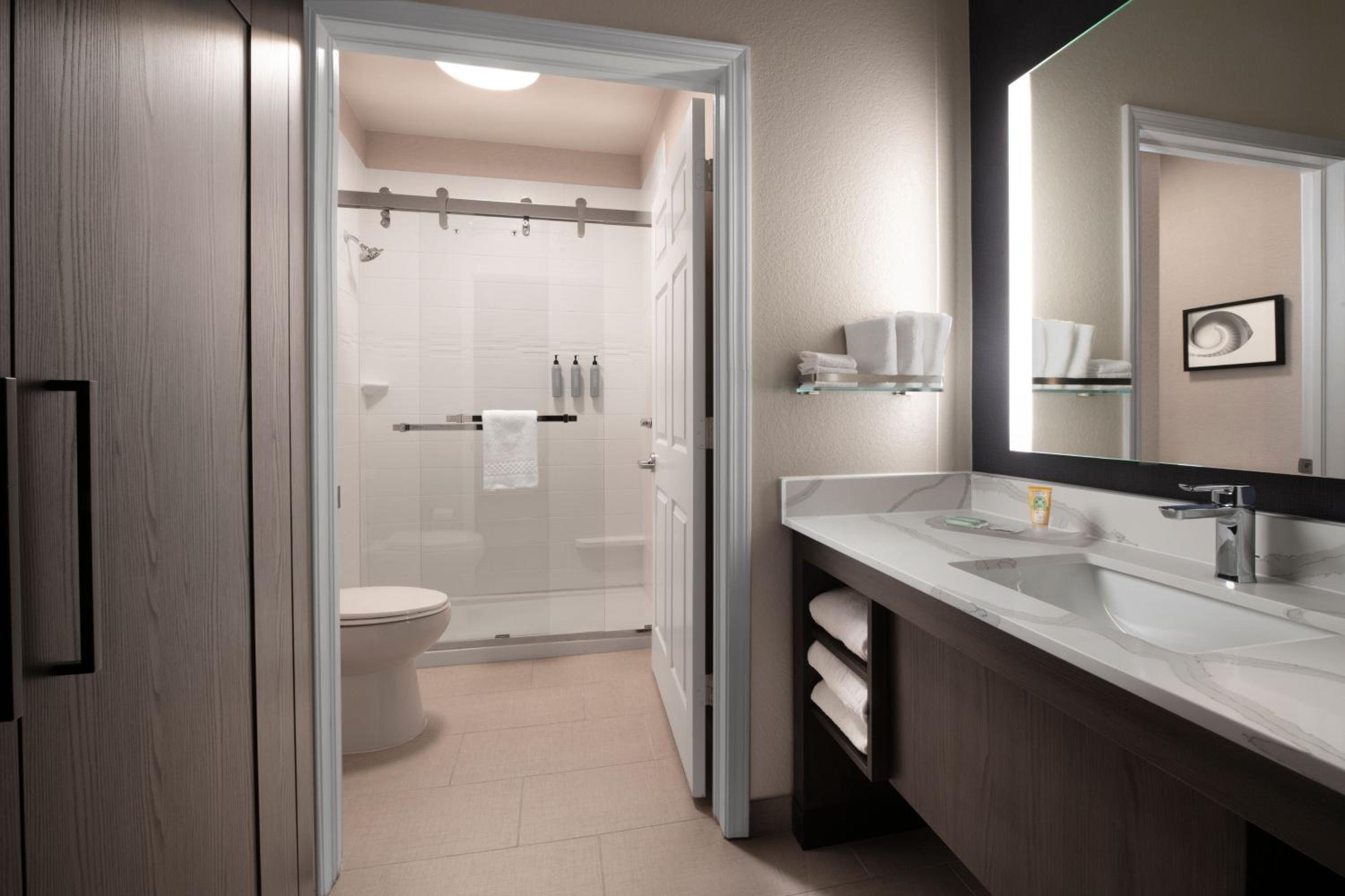 One-Bedroom Queen Suite - Photo 5