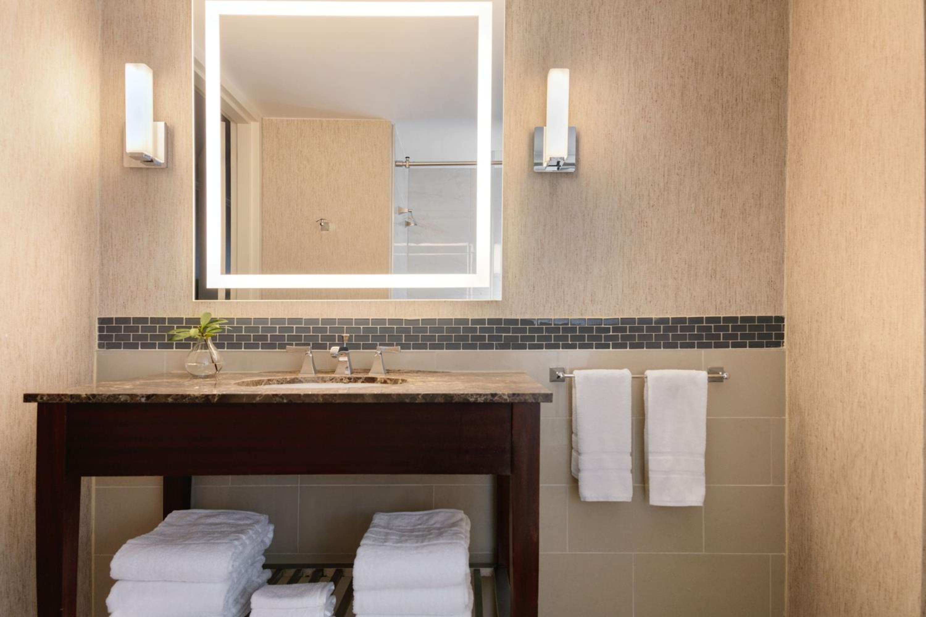 Deluxe, Guest room, 2 Queen, High floor - Photo 3
