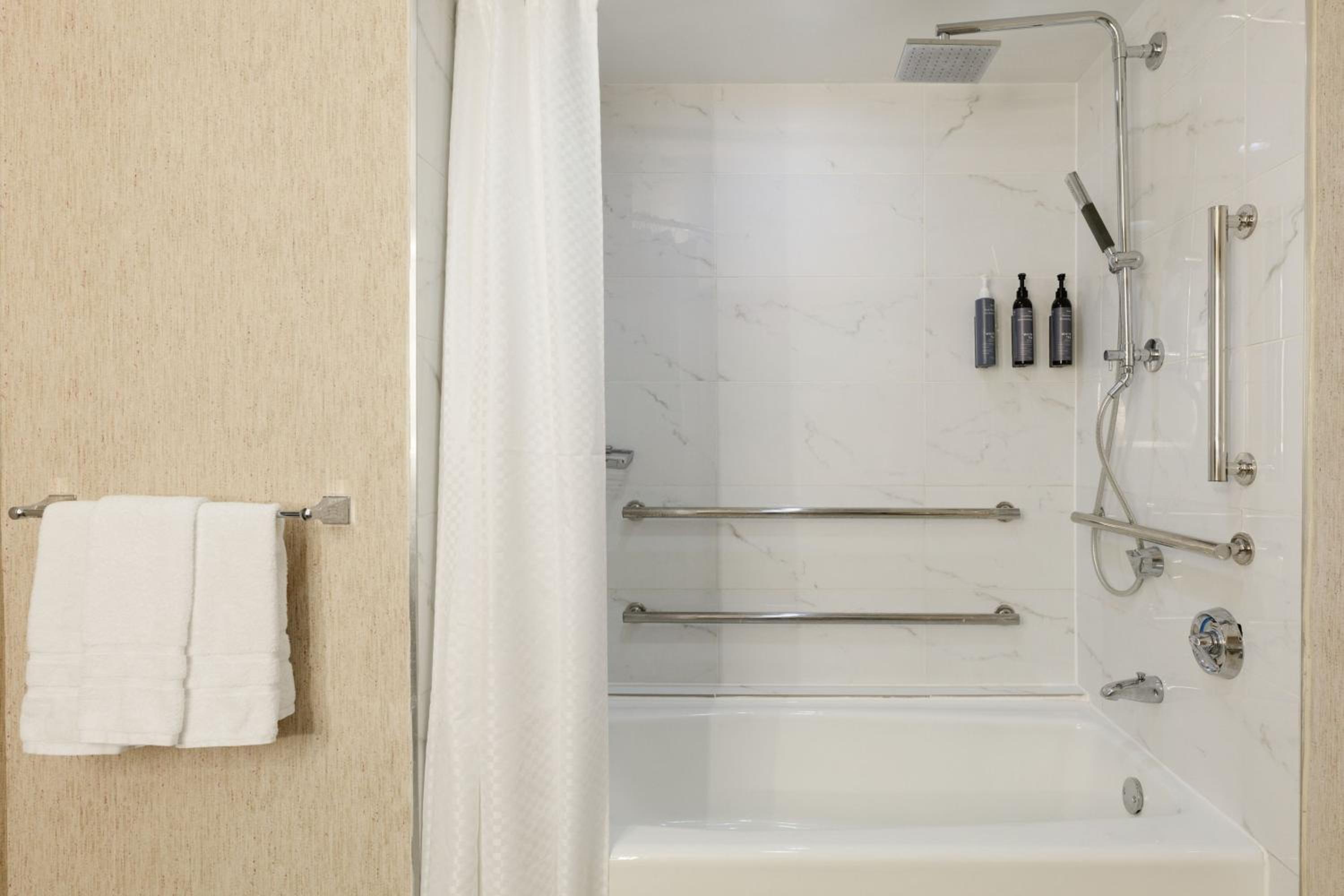 Traditional King Room with Adapted Tub - Mobility Accessible - Photo 2