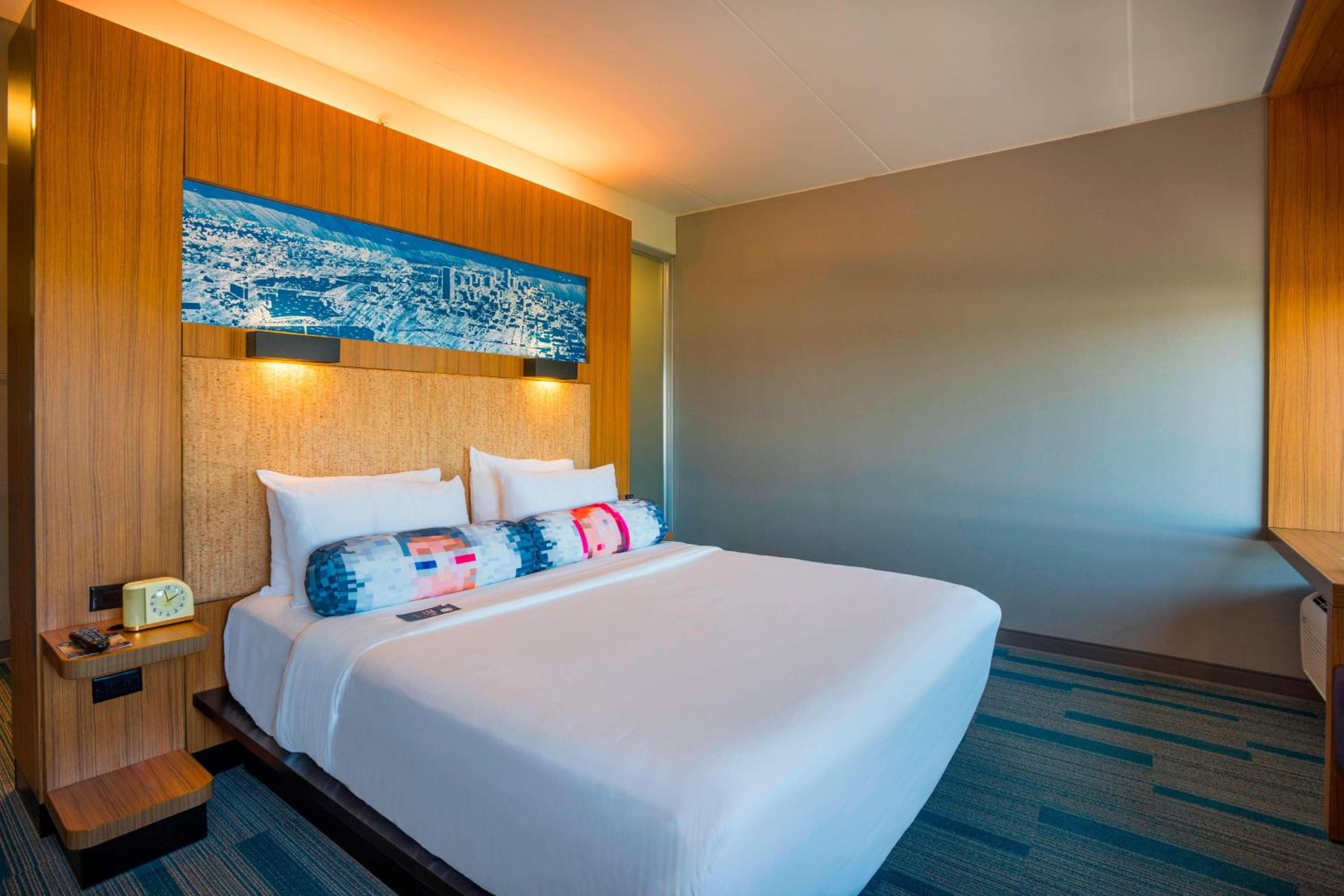 Guest Room, 1 King - Photo 1
