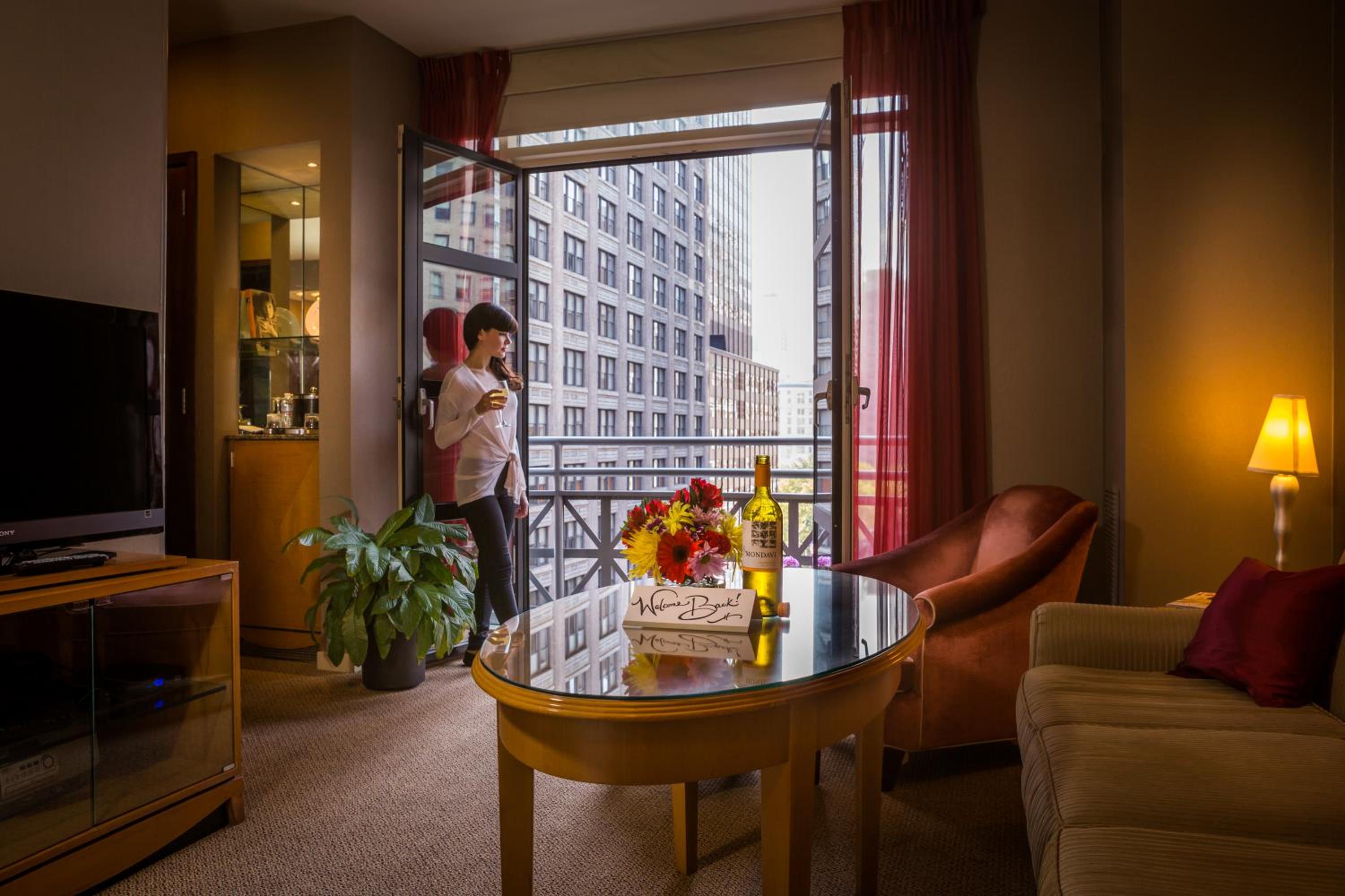 King Suite with Balcony thumbnail 5