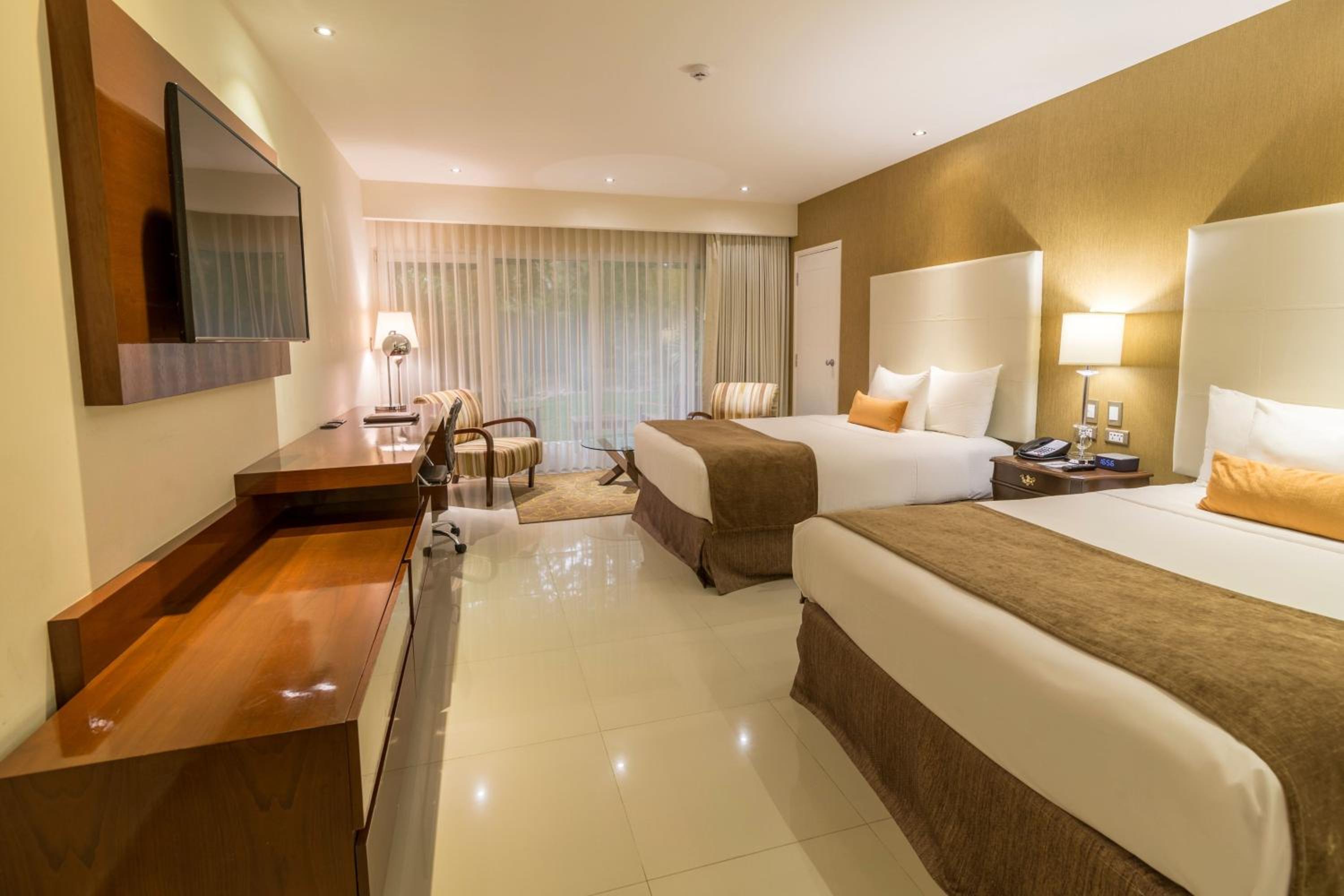 Executive Queen Room - Club Lounge Access