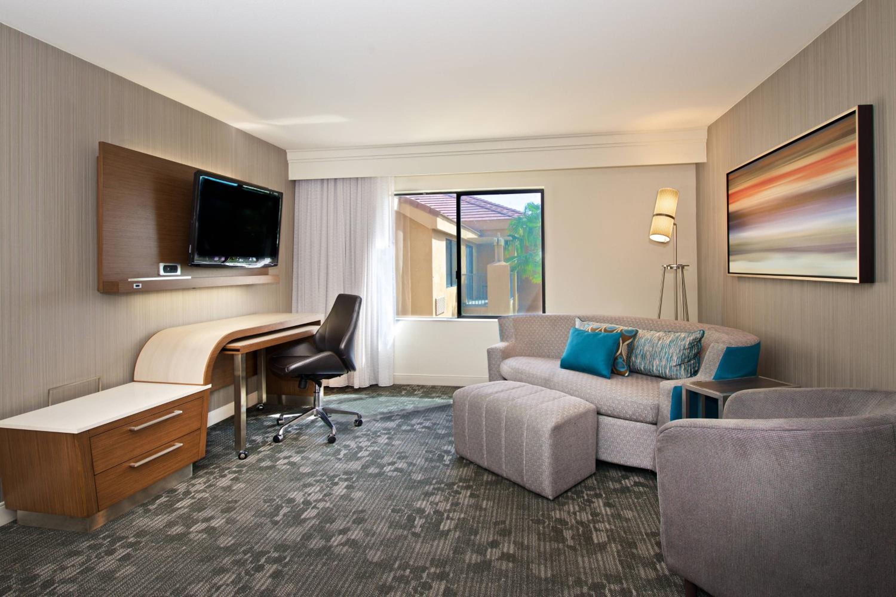One-Bedroom King Suite - Photo 3