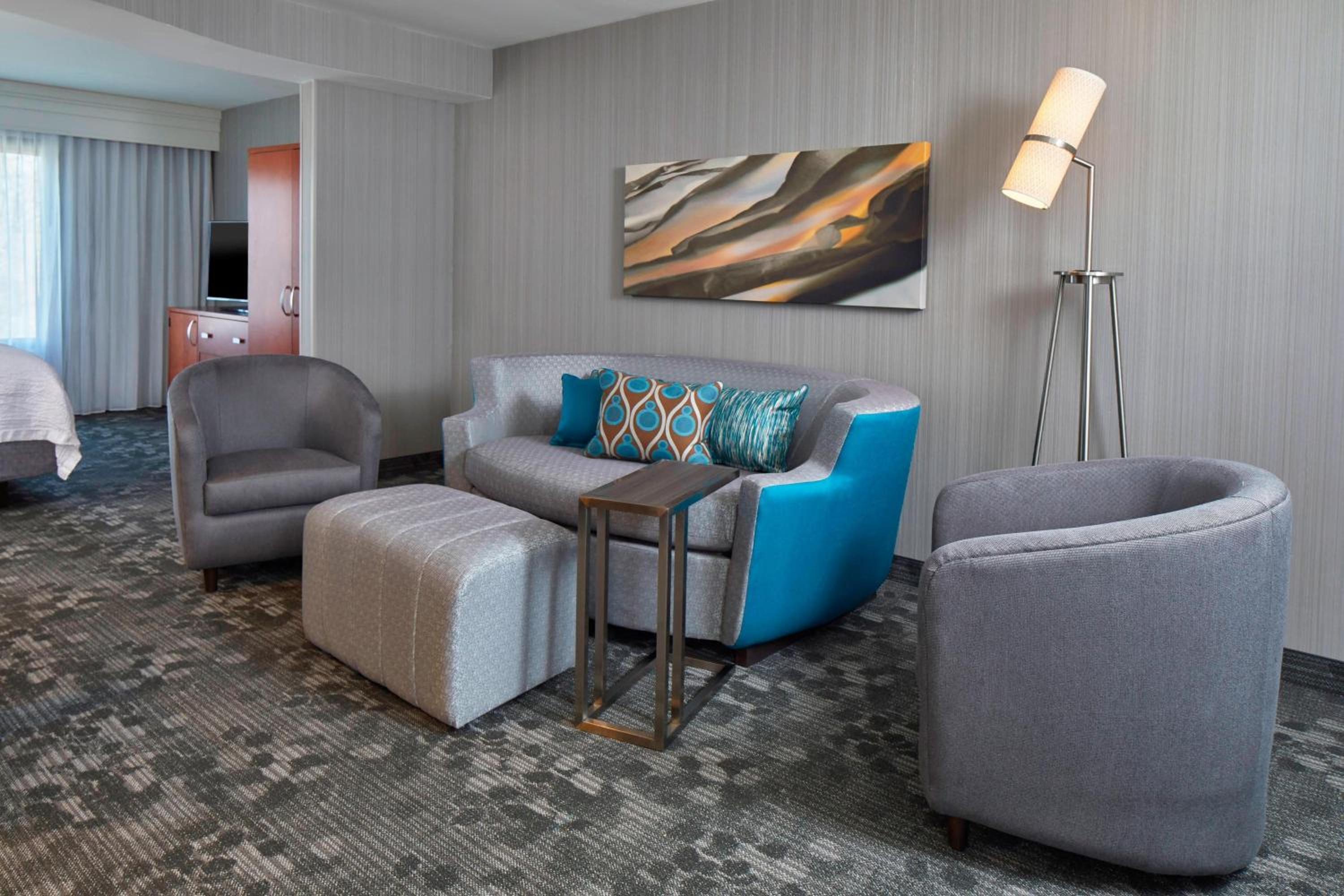 One-Bedroom King Suite - Photo 4