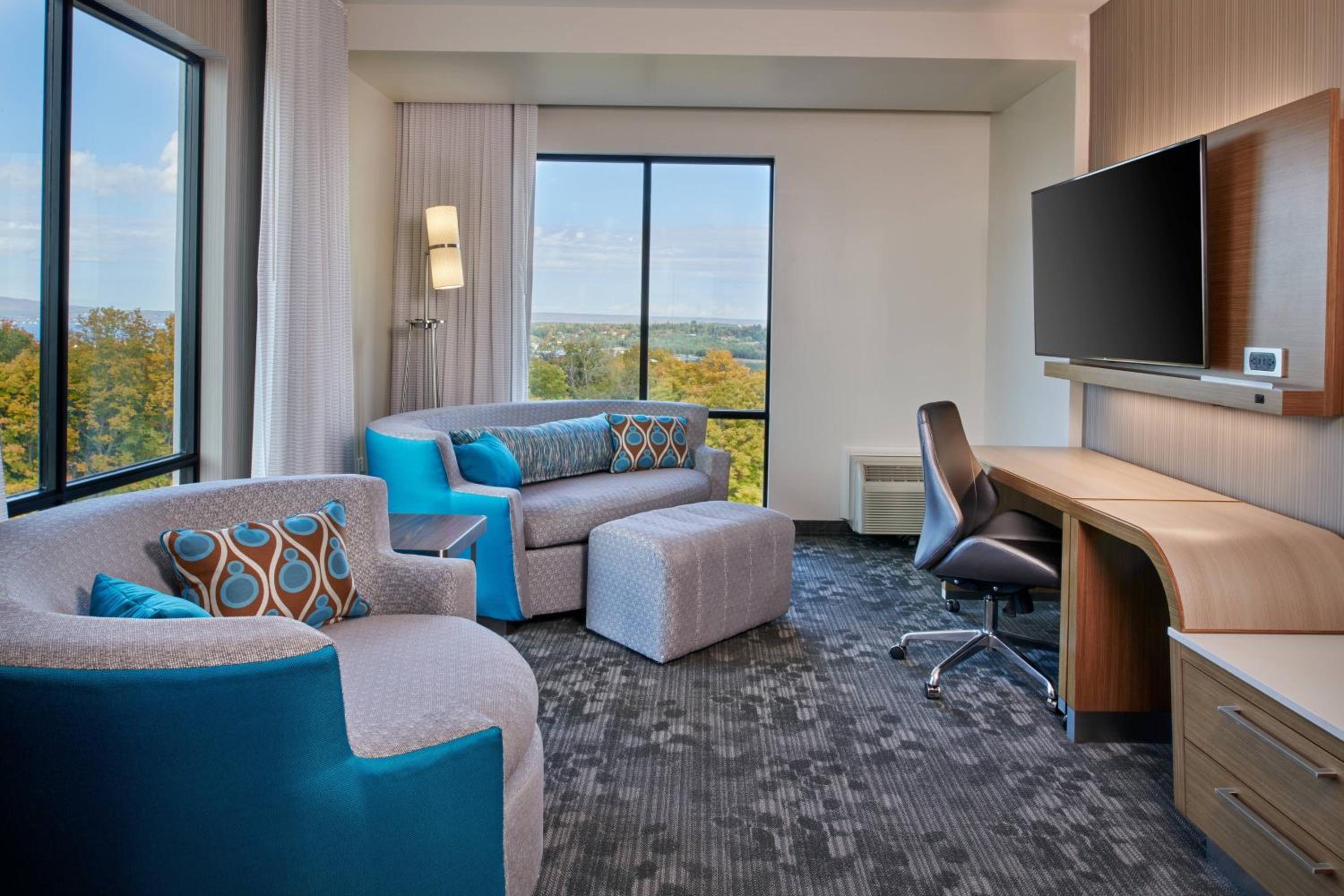 Suite, 1 King, Sofa bed - Photo 2