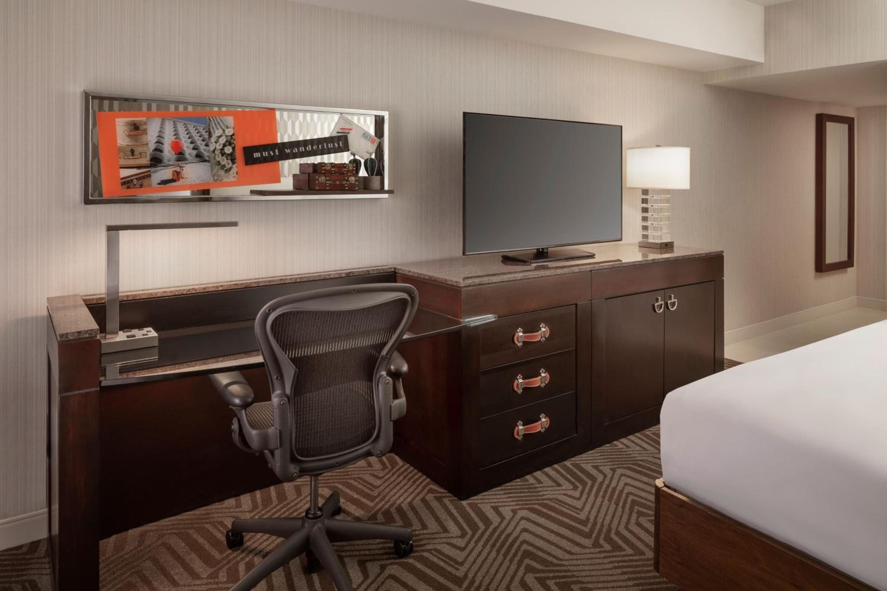 Queen Room with Two Queen Beds - Photo 5