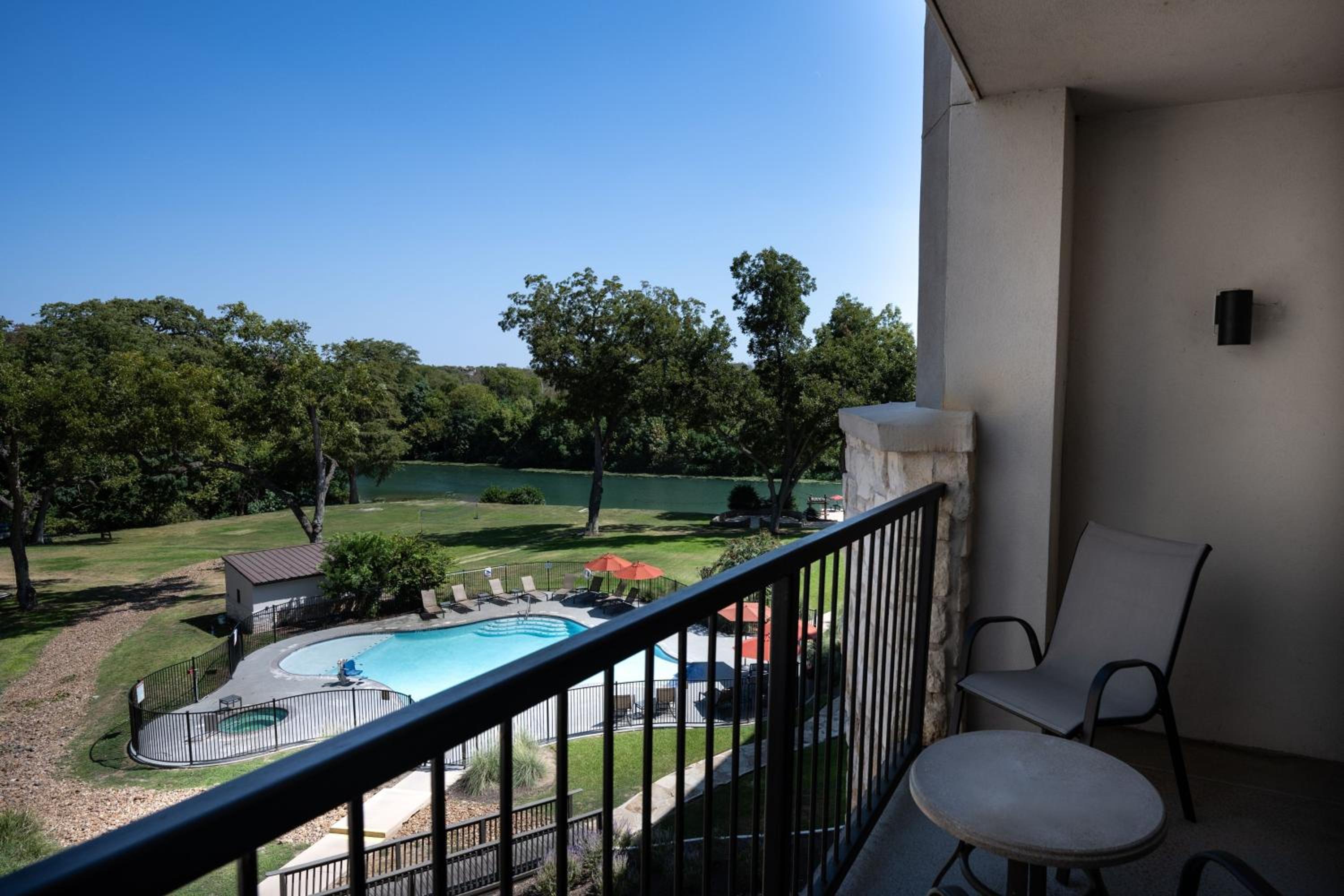 Queen Room with Two Queen Beds and Balcony - River View - Photo 5