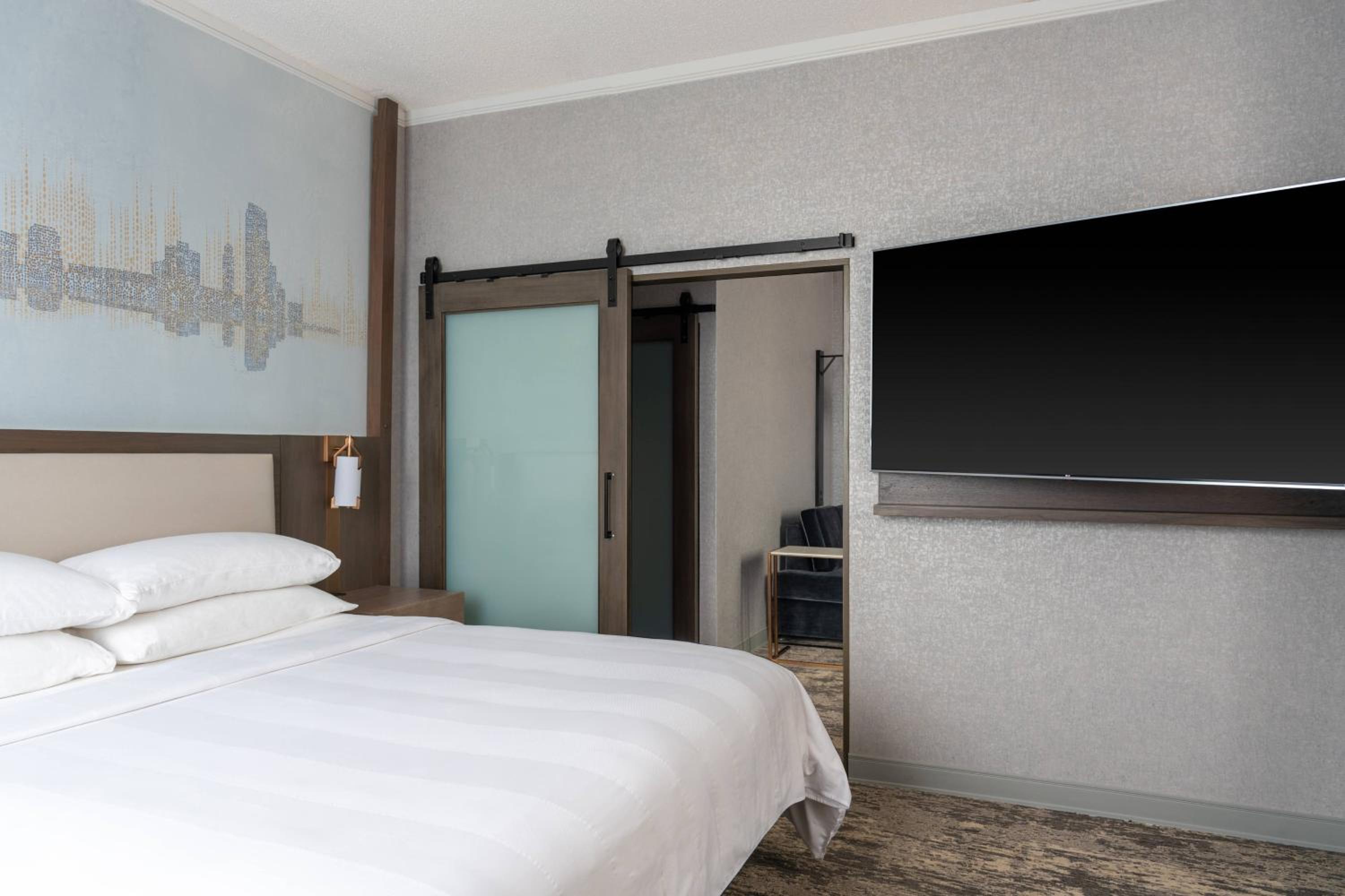 One-Bedroom King Suite thumbnail 5